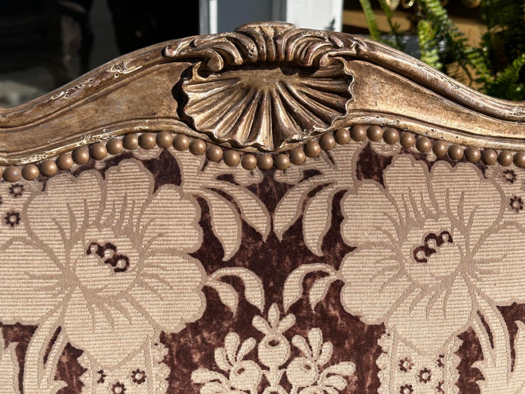 Rococo Paire de fauteuils Quatrain pour Dessin Fournir en bois doré à motif coquillage vénitien en vente