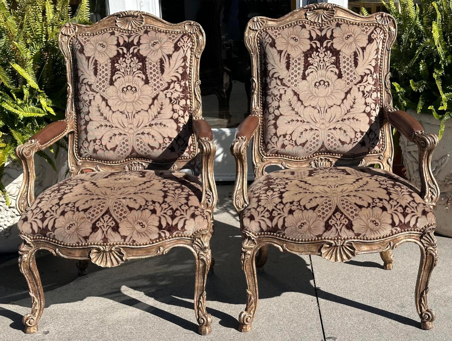 Rococo Pair of Quatrain for Dessin Fournir Venetian Shell Giltwood Arm Chairs For Sale