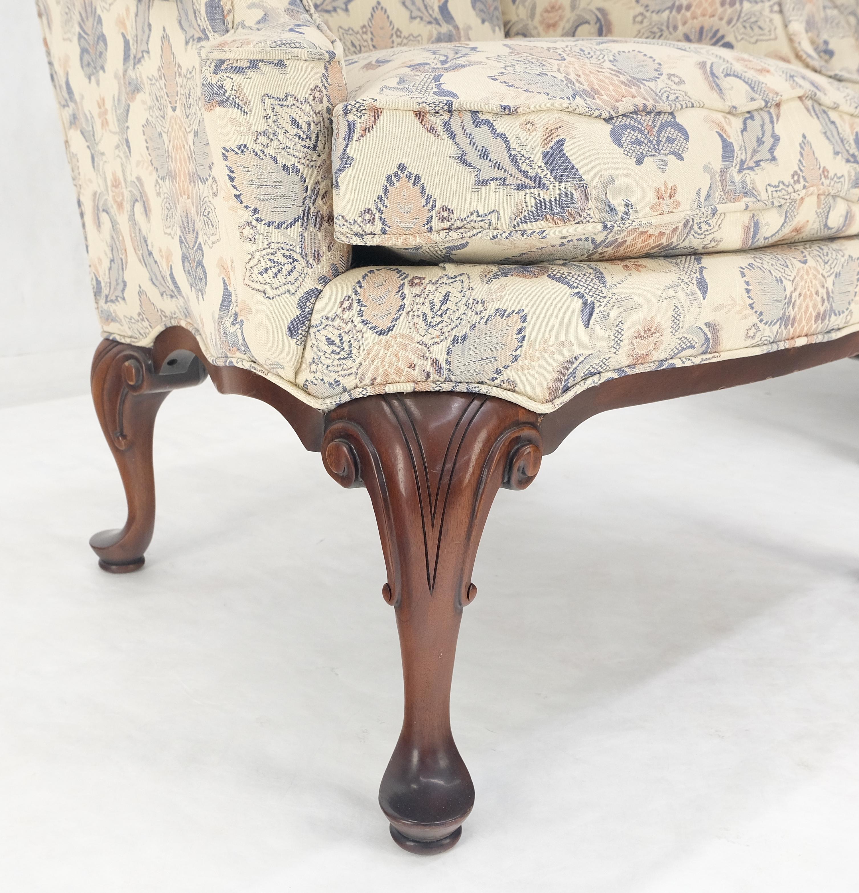 Coppia di poltrone Queen Anne con base in noce intagliato e tappezzeria blu e bianca MINT! in vendita 4