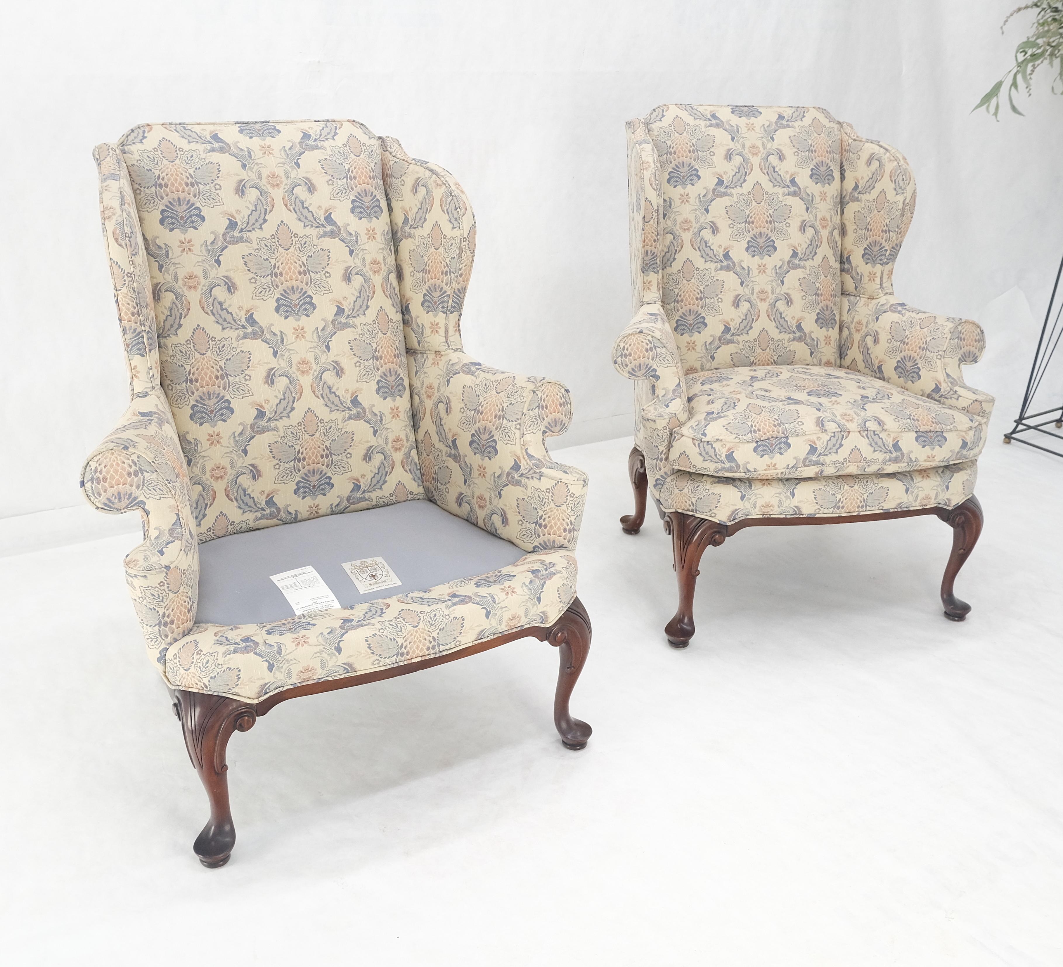 Coppia di poltrone Queen Anne con base in noce intagliato e tappezzeria blu e bianca MINT! in vendita 7