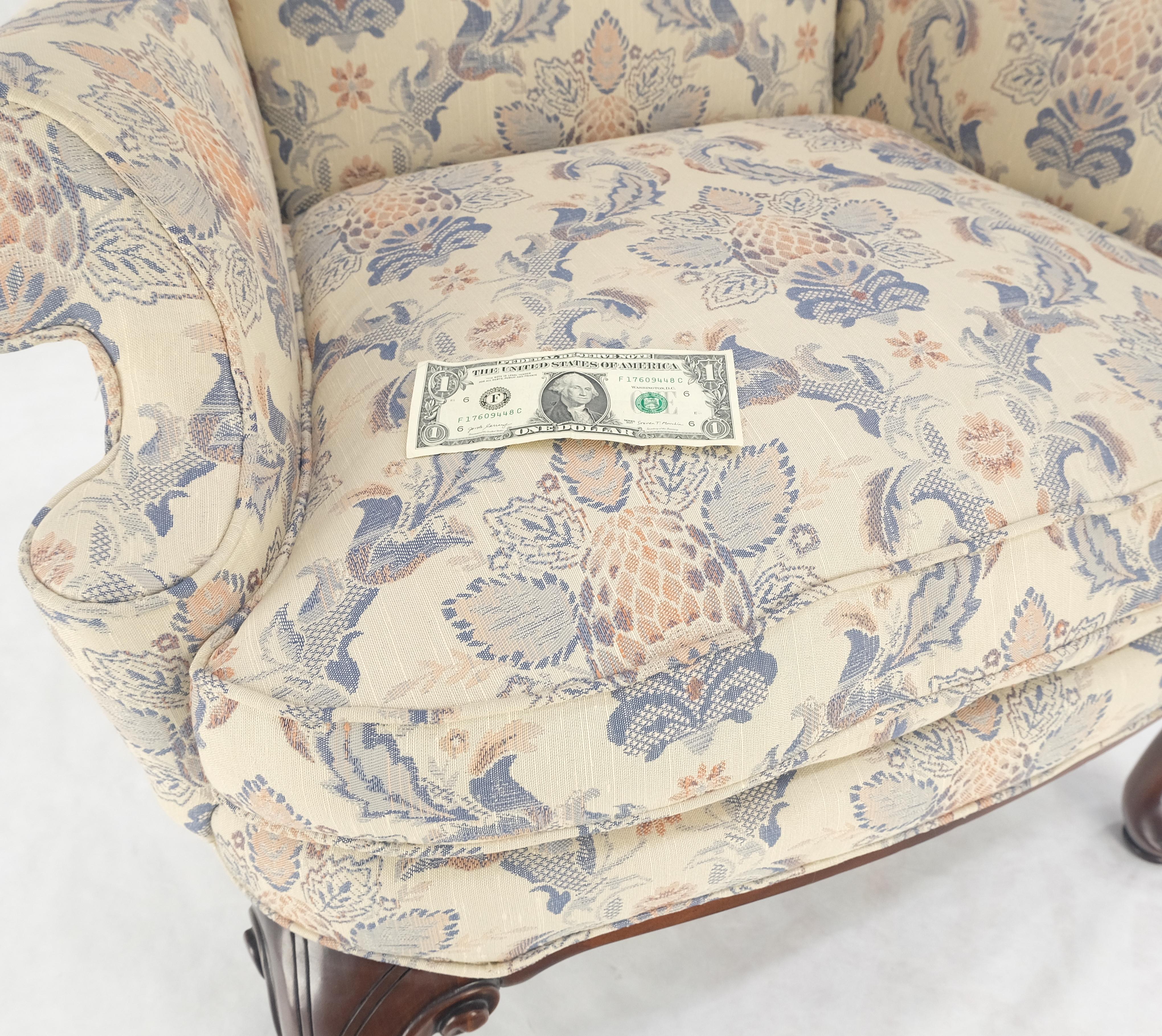 Coppia di poltrone Queen Anne con base in noce intagliato e tappezzeria blu e bianca MINT! in vendita 8