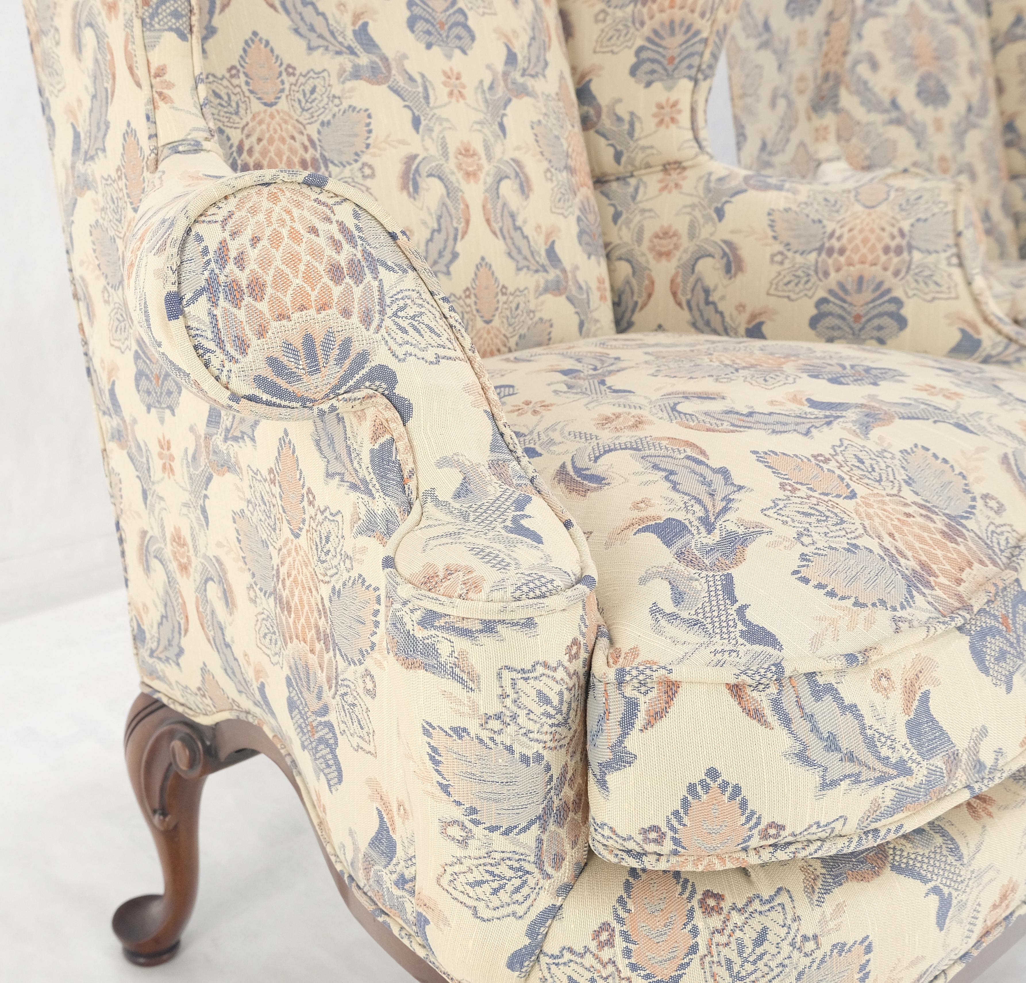 Laccato Coppia di poltrone Queen Anne con base in noce intagliato e tappezzeria blu e bianca MINT! in vendita