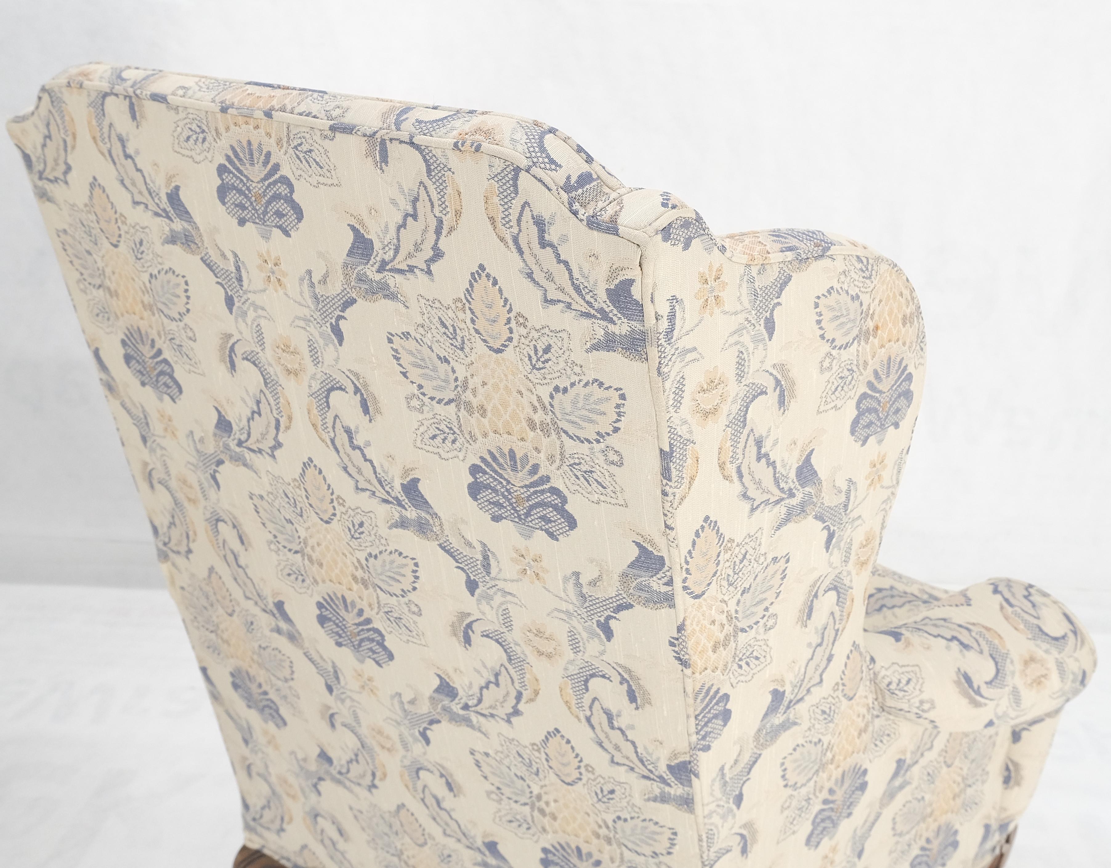 XX secolo Coppia di poltrone Queen Anne con base in noce intagliato e tappezzeria blu e bianca MINT! in vendita
