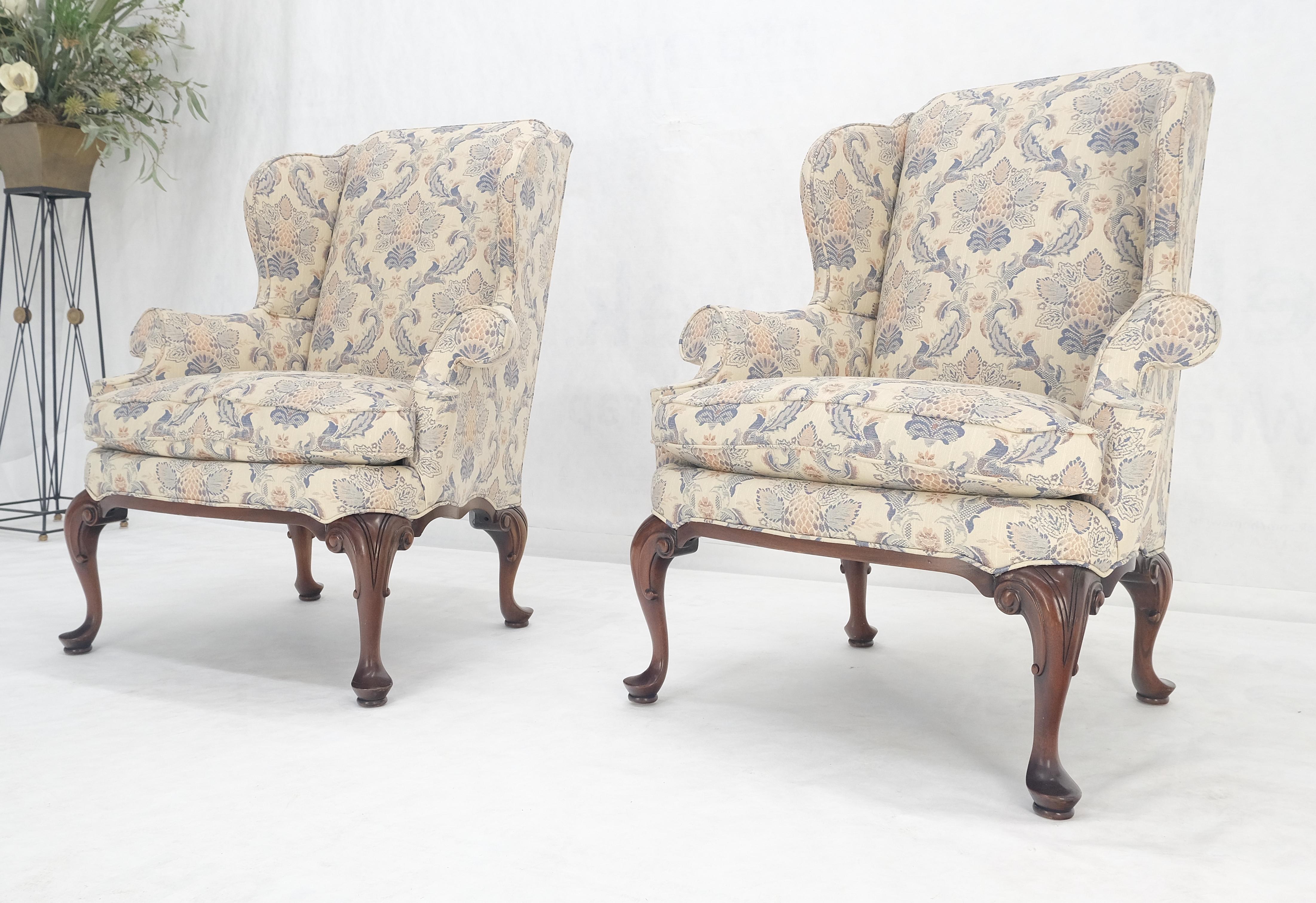 Tappezzeria Coppia di poltrone Queen Anne con base in noce intagliato e tappezzeria blu e bianca MINT! in vendita