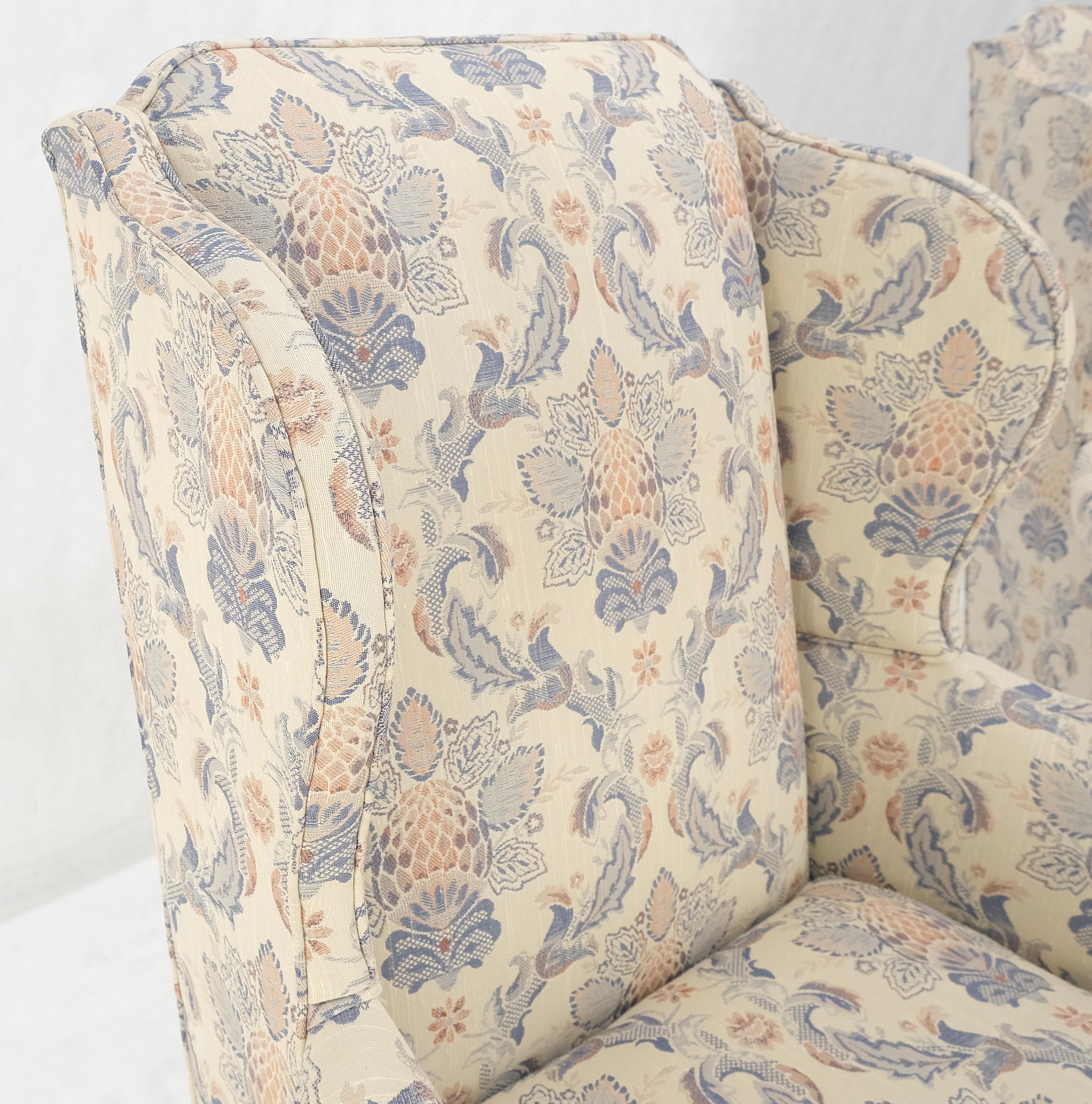 Coppia di poltrone Queen Anne con base in noce intagliato e tappezzeria blu e bianca MINT! in vendita 1