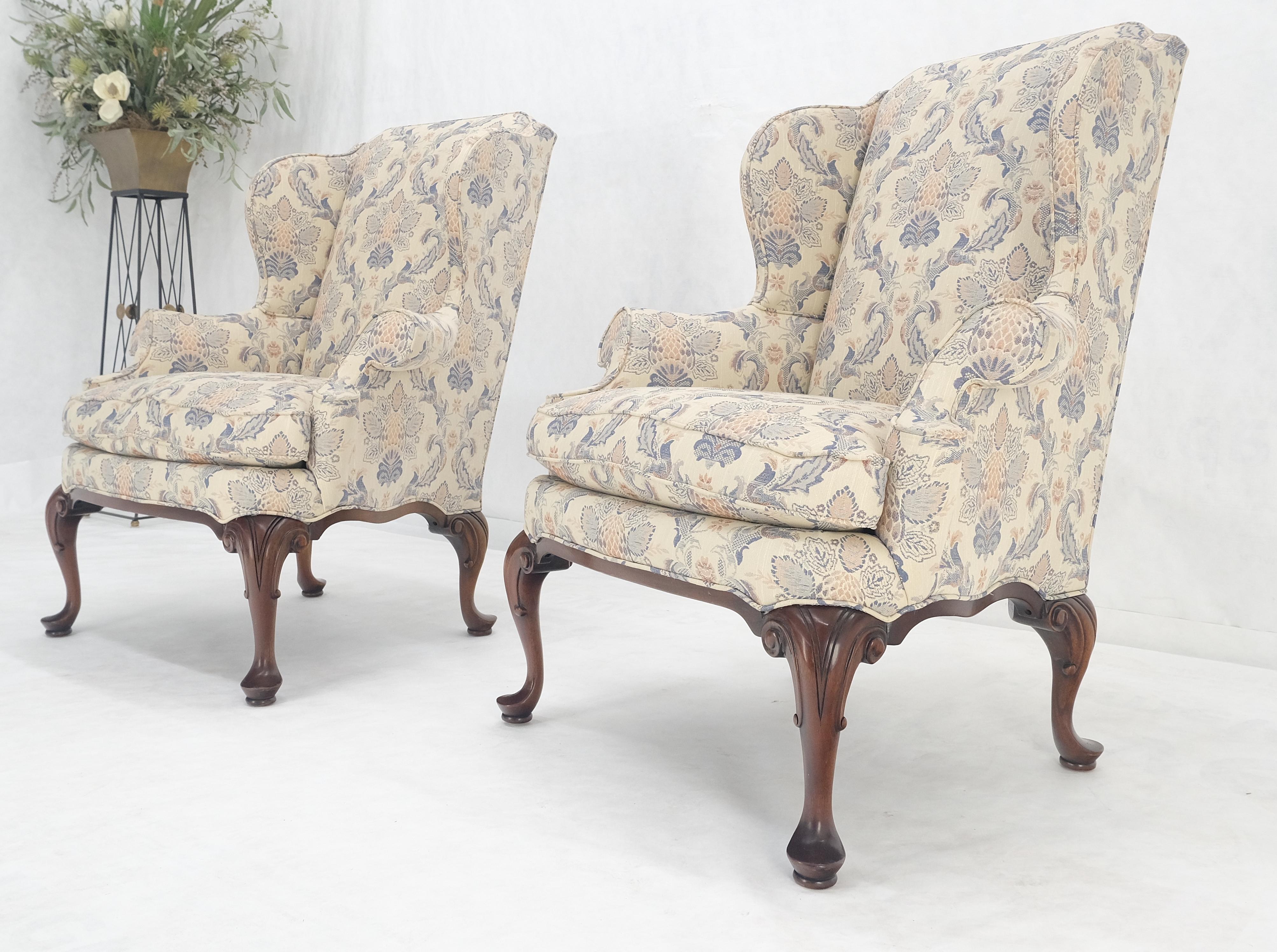 Coppia di poltrone Queen Anne con base in noce intagliato e tappezzeria blu e bianca MINT! in vendita 2
