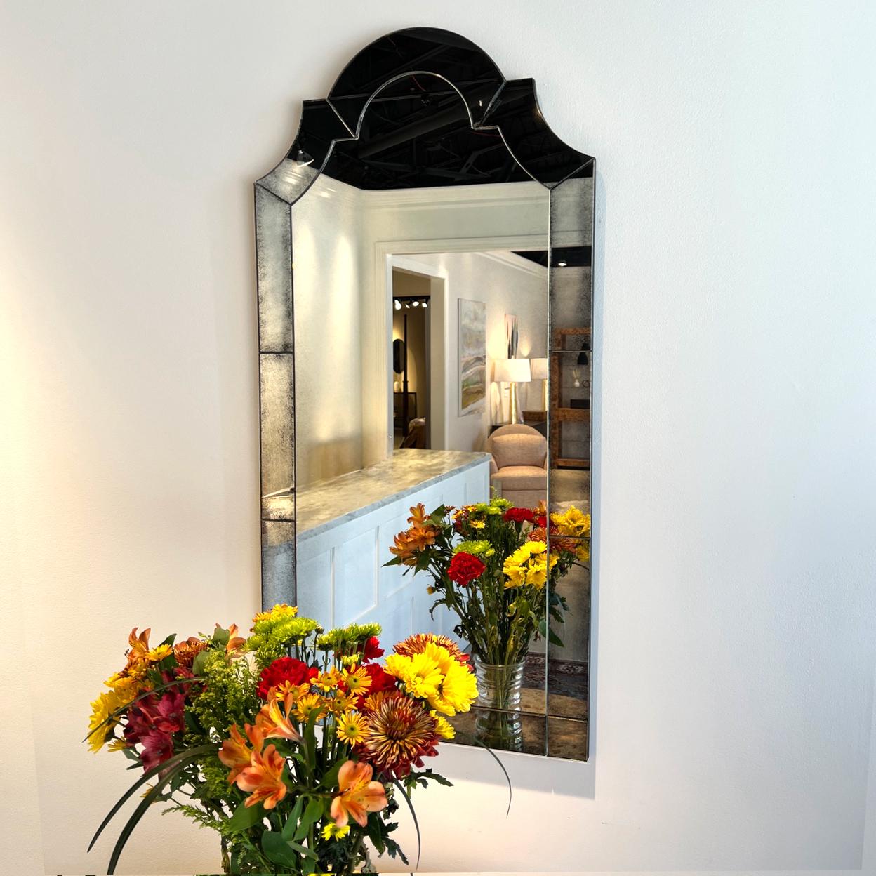 Caratterizzato dalla forma di una pietra tombale, questo specchio presenta una cornice in vetro con bordo e un vetro a specchio anticato per un fascino senza tempo. La sua finitura delicatamente affilata e il suo design aggraziato catturano