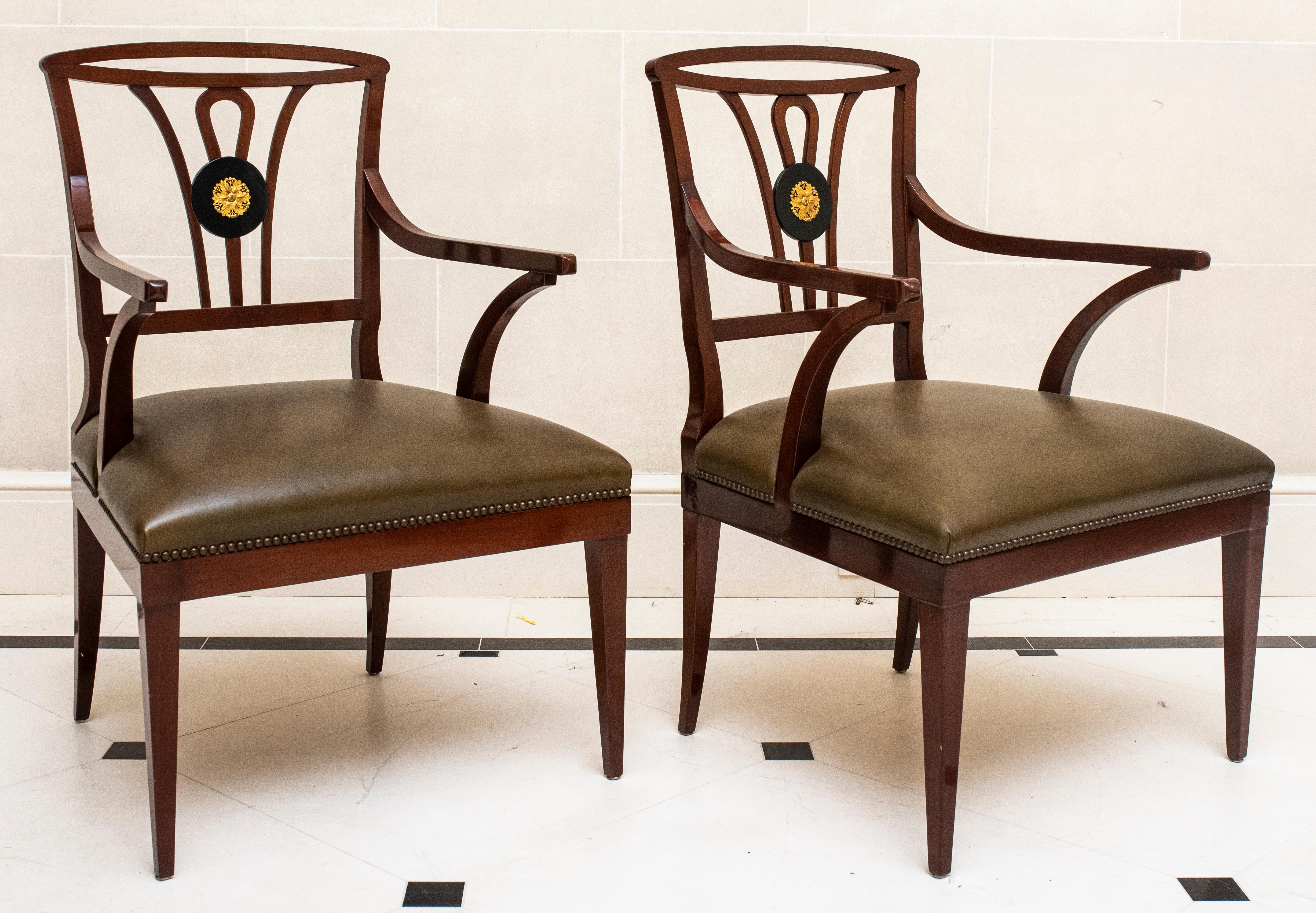 Ein Paar Queen Anne Revive Sessel (Goldbronze) im Angebot