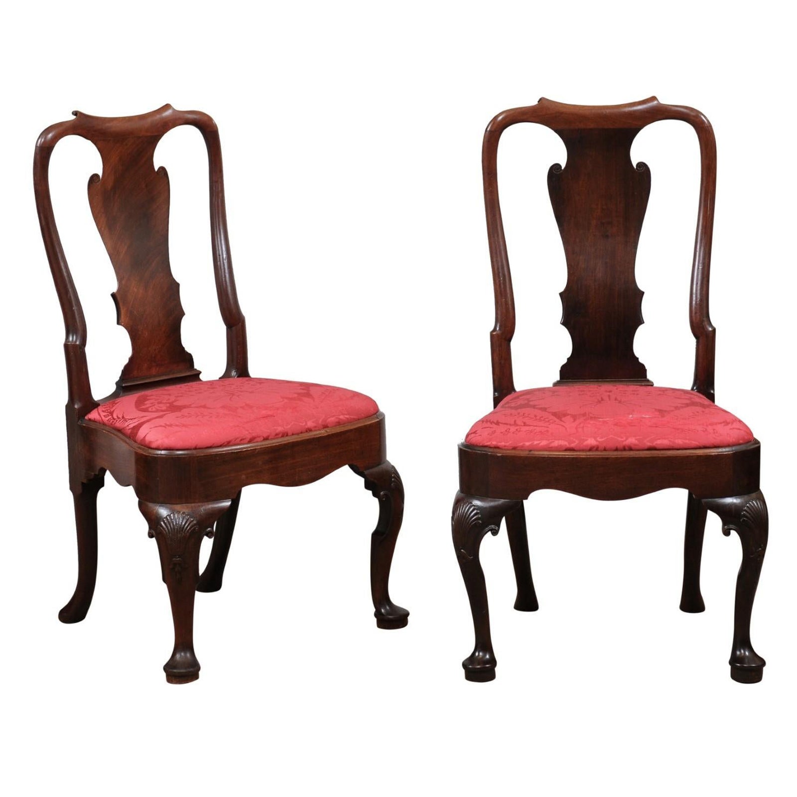 Pair of Queen Anne Side Chairs in Walnut with Cabriole Legs 
Pad Feet, 18th C