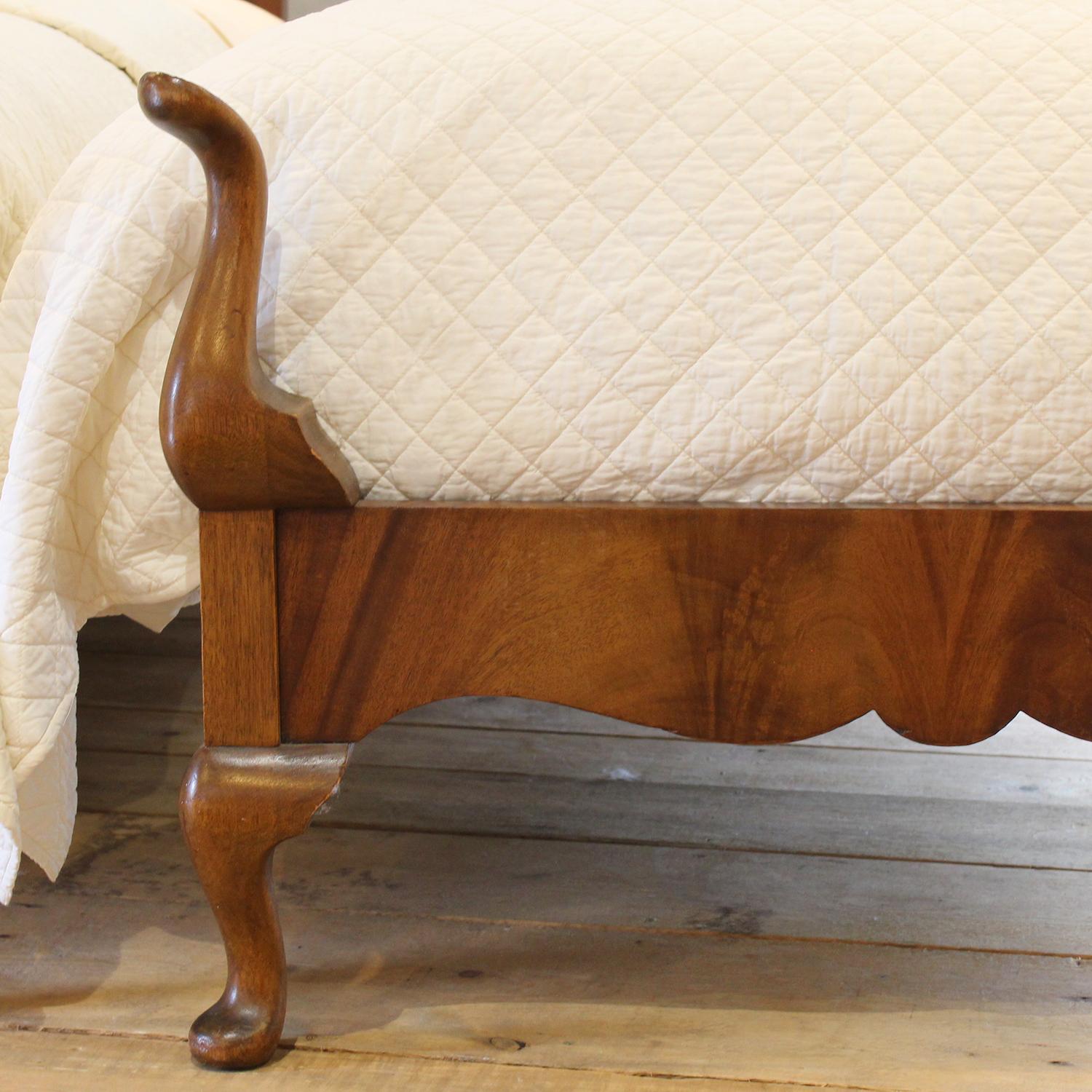 20ième siècle Paire de lits anciens de style Queen Anne WP43 en vente