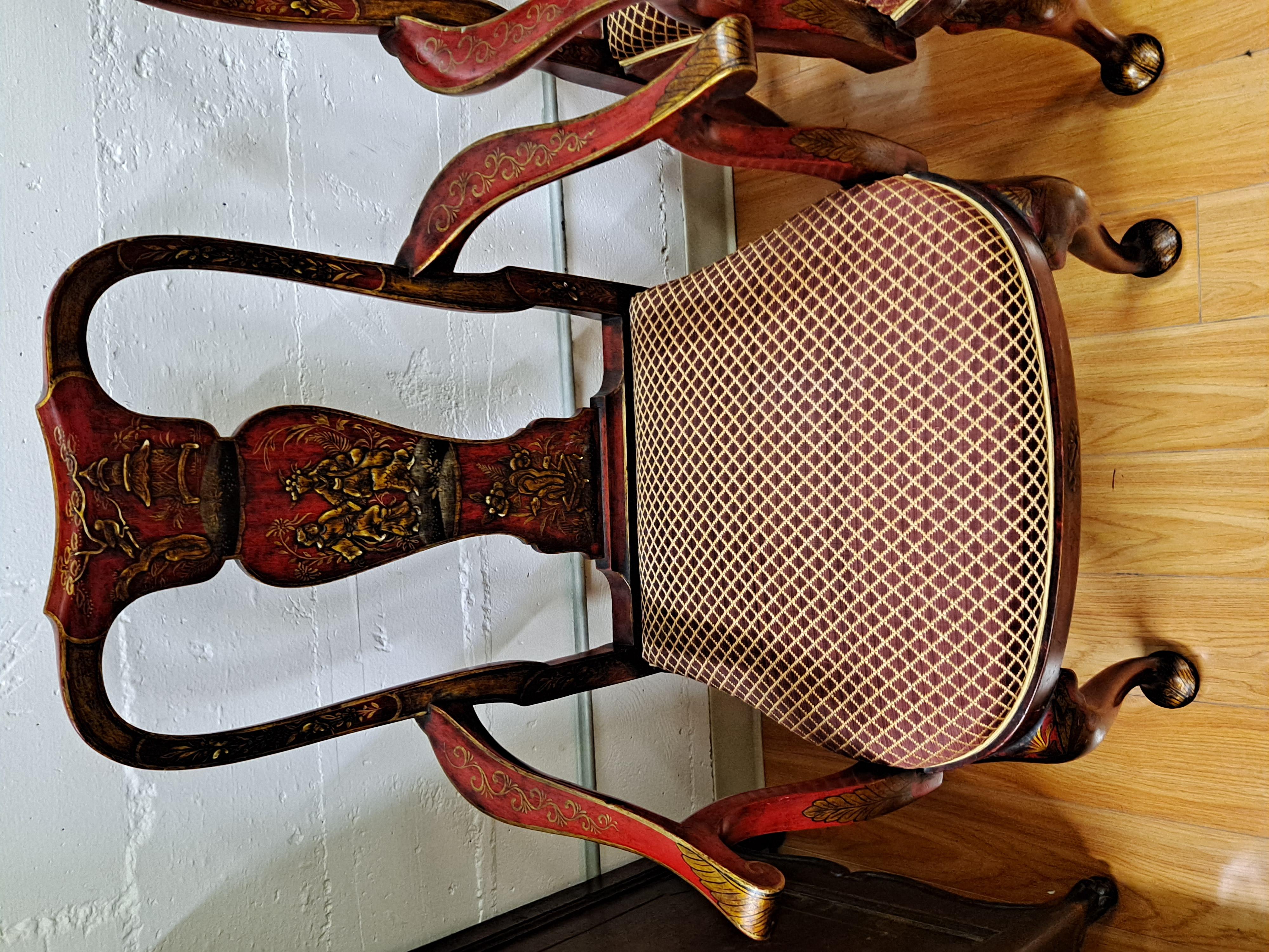 Paire de fauteuils peints de style Queen Anne avec sièges rembourrés

27 
