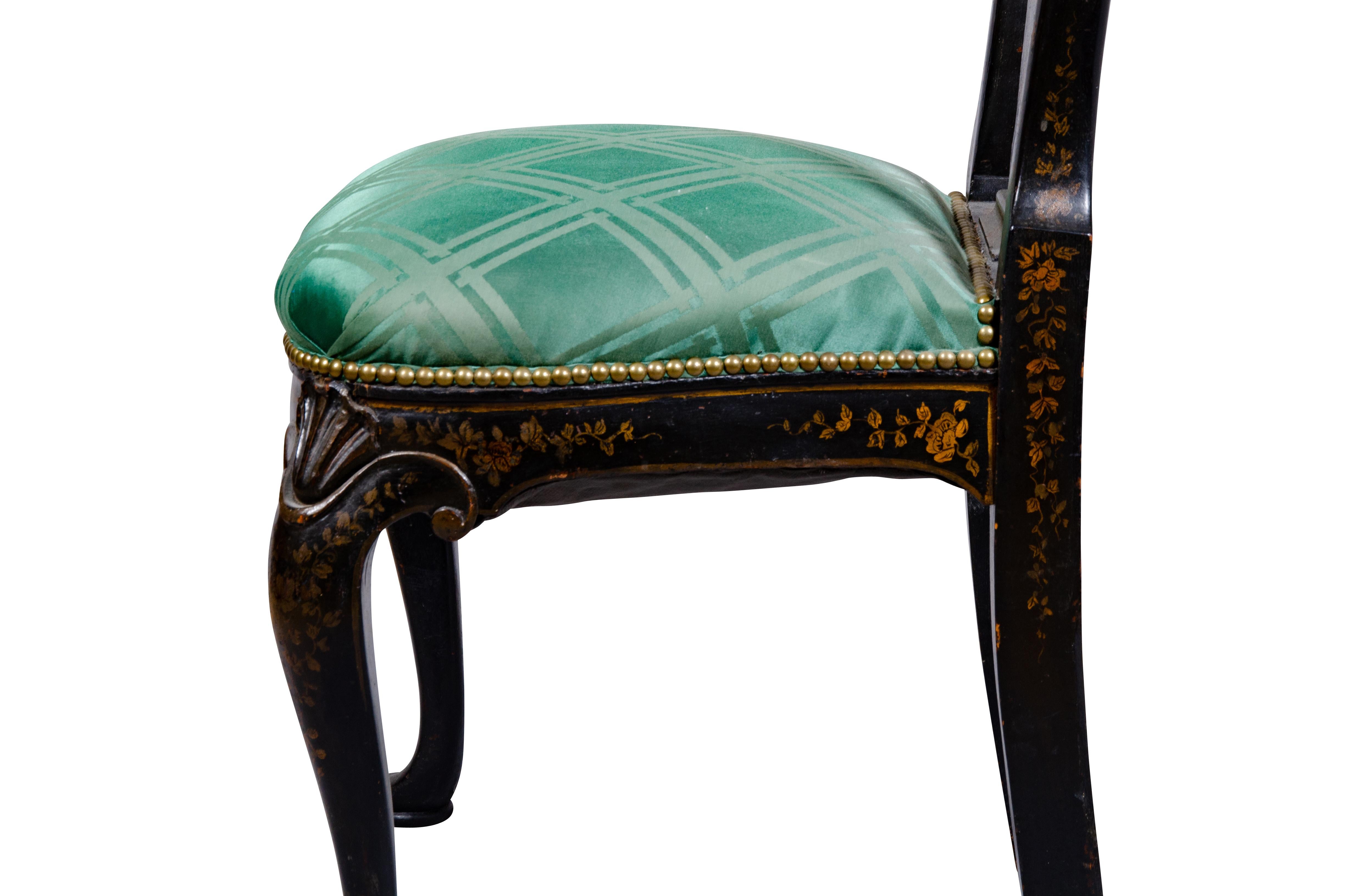 Paire de chaises d'appoint de style Queen Anne en laque japonaise en vente 10