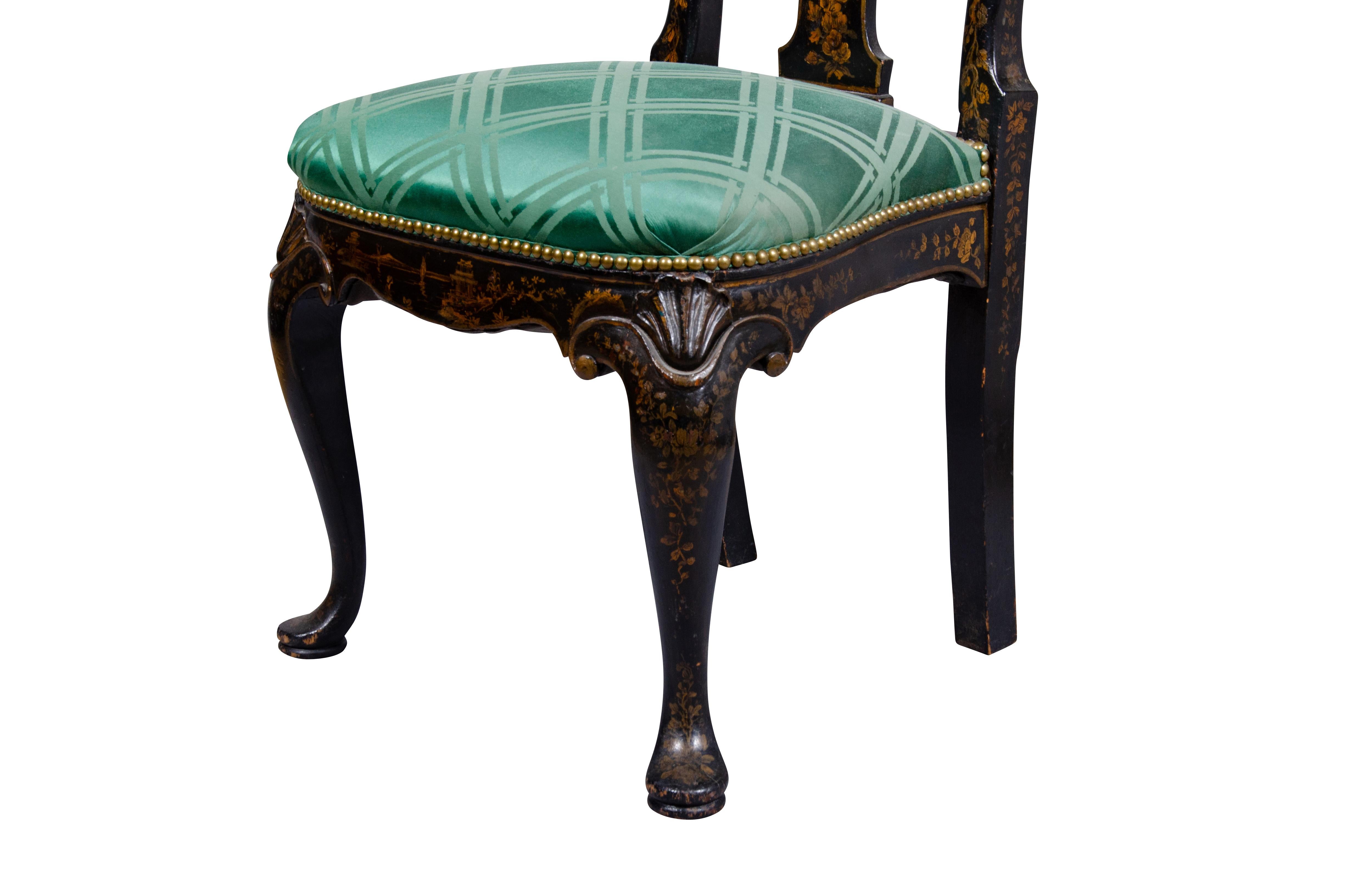 Paire de chaises d'appoint de style Queen Anne en laque japonaise en vente 11