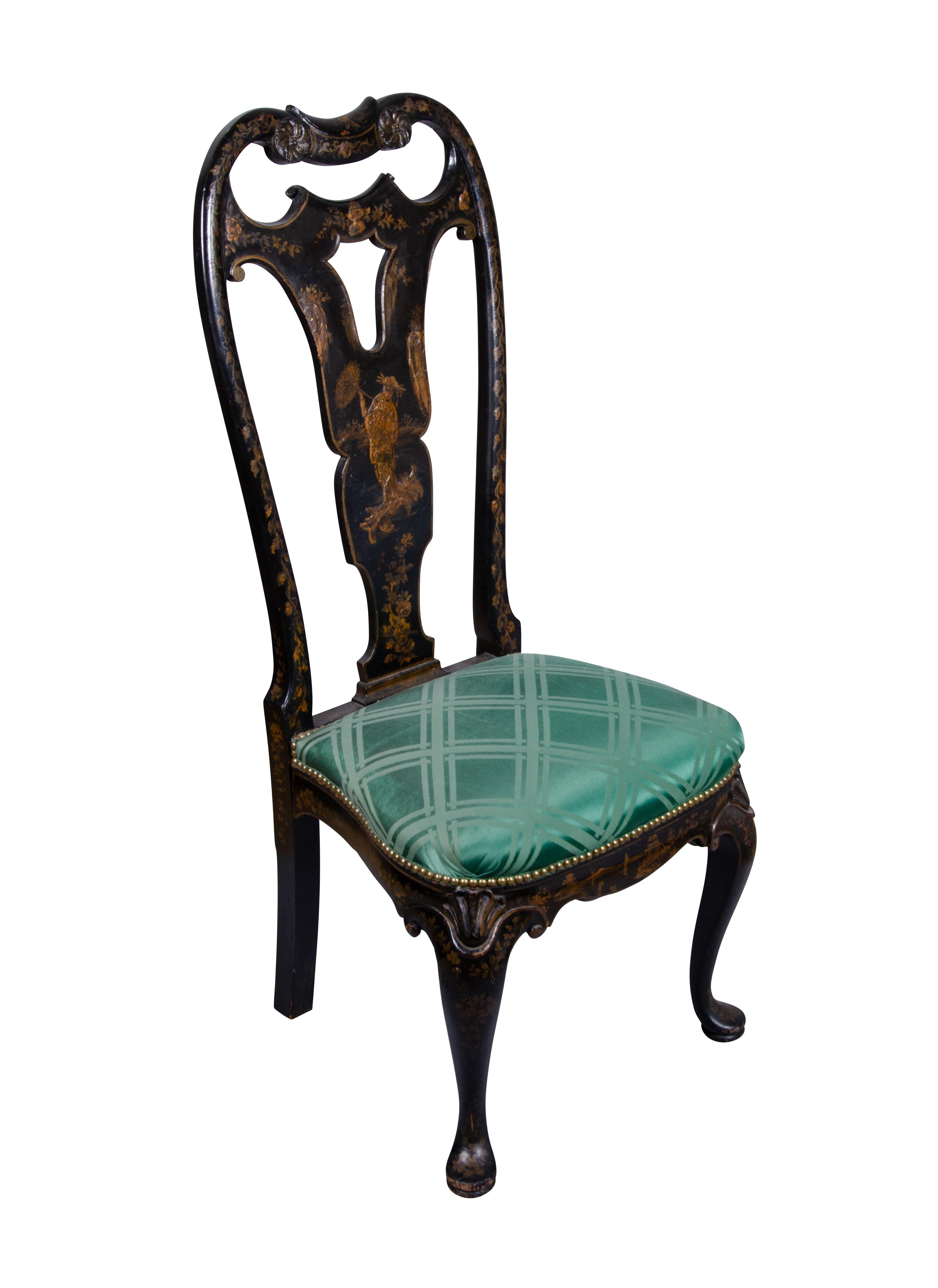 Laque japonaise Paire de chaises d'appoint de style Queen Anne en laque japonaise en vente