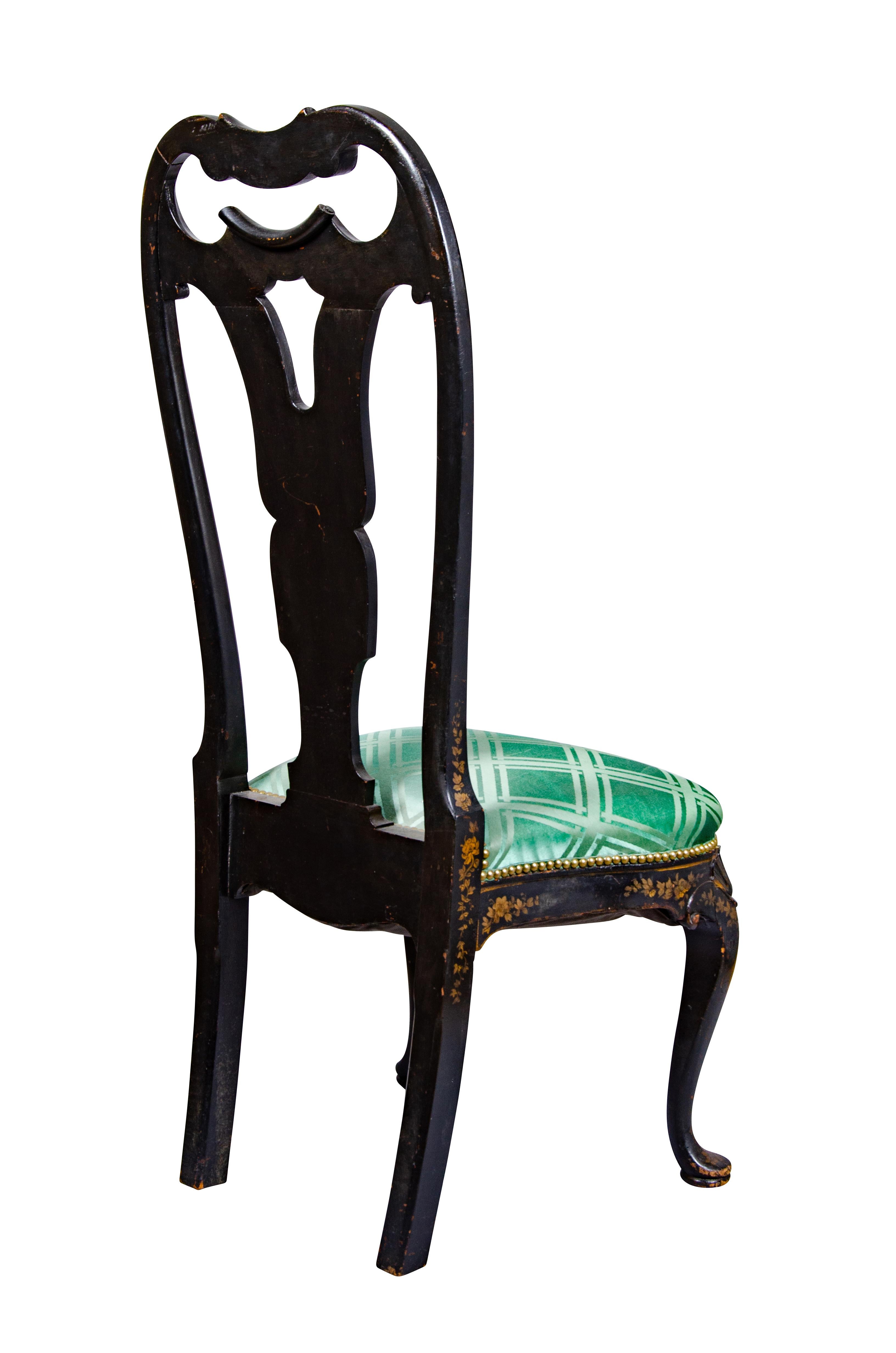 Début du XVIIIe siècle Paire de chaises d'appoint de style Queen Anne en laque japonaise en vente