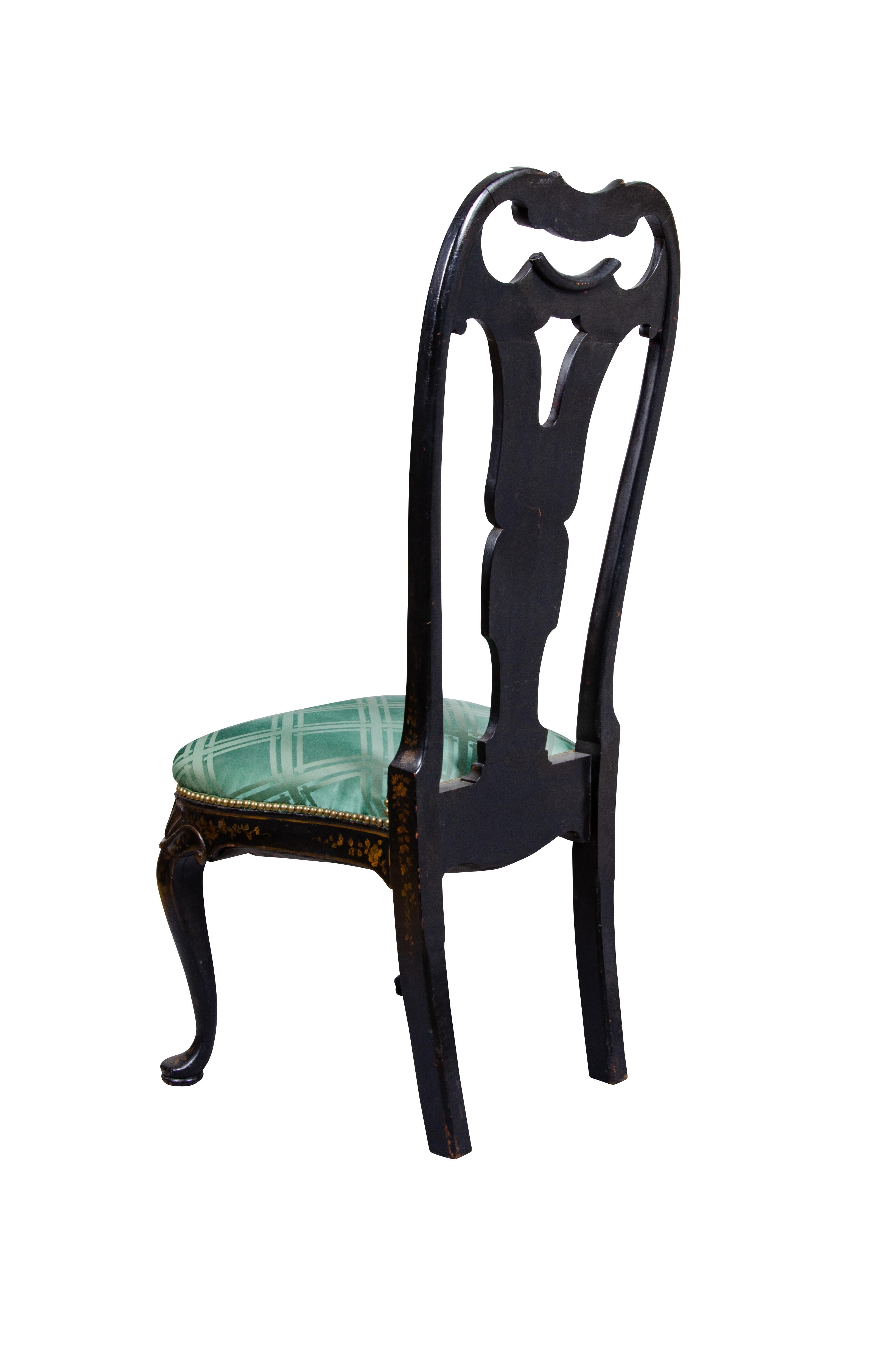 Paire de chaises d'appoint de style Queen Anne en laque japonaise en vente 1