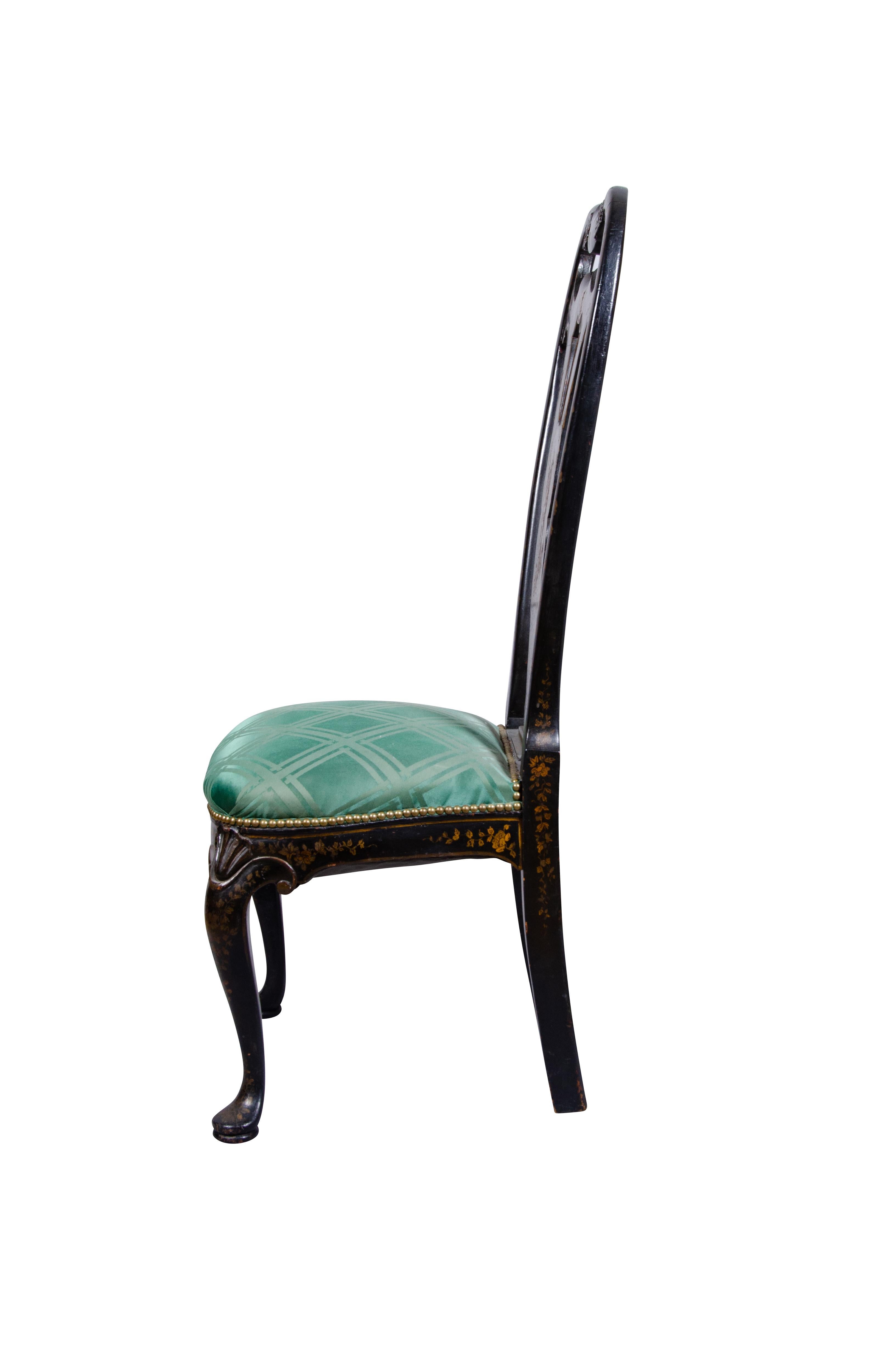 Paire de chaises d'appoint de style Queen Anne en laque japonaise en vente 2
