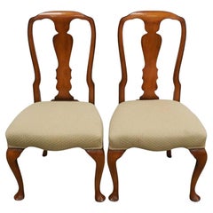 Paire de chaises de salle à manger de style Queen Anne en acajou et assise tapissée
