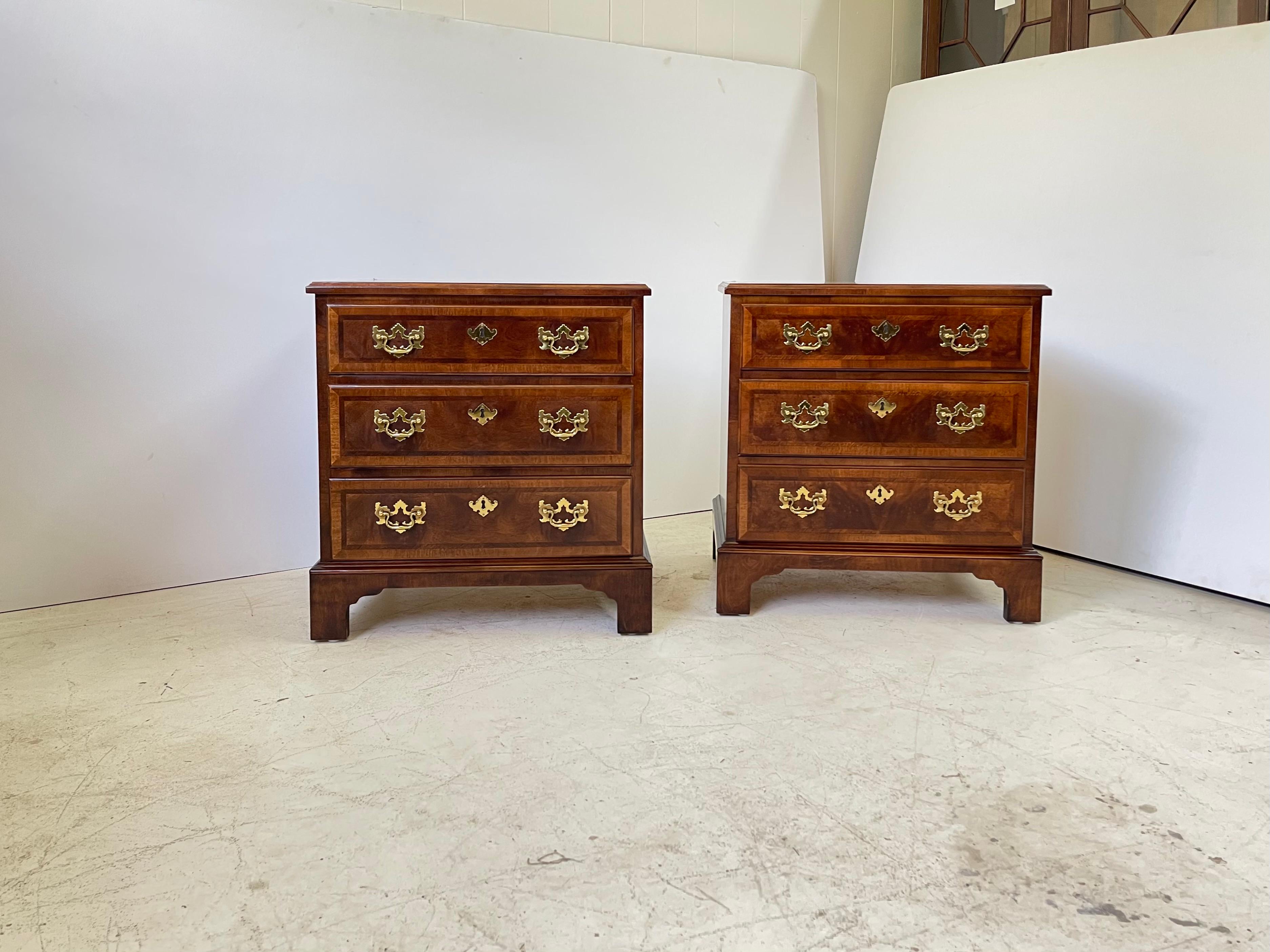 Pair of Queen Anne Style Nightstands or End Tables by Henredon In Good Condition In Atlanta, GA
