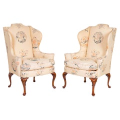 Paire de chaises Wingback de style Queen Anne rembourrées de soie:: 20ème siècle