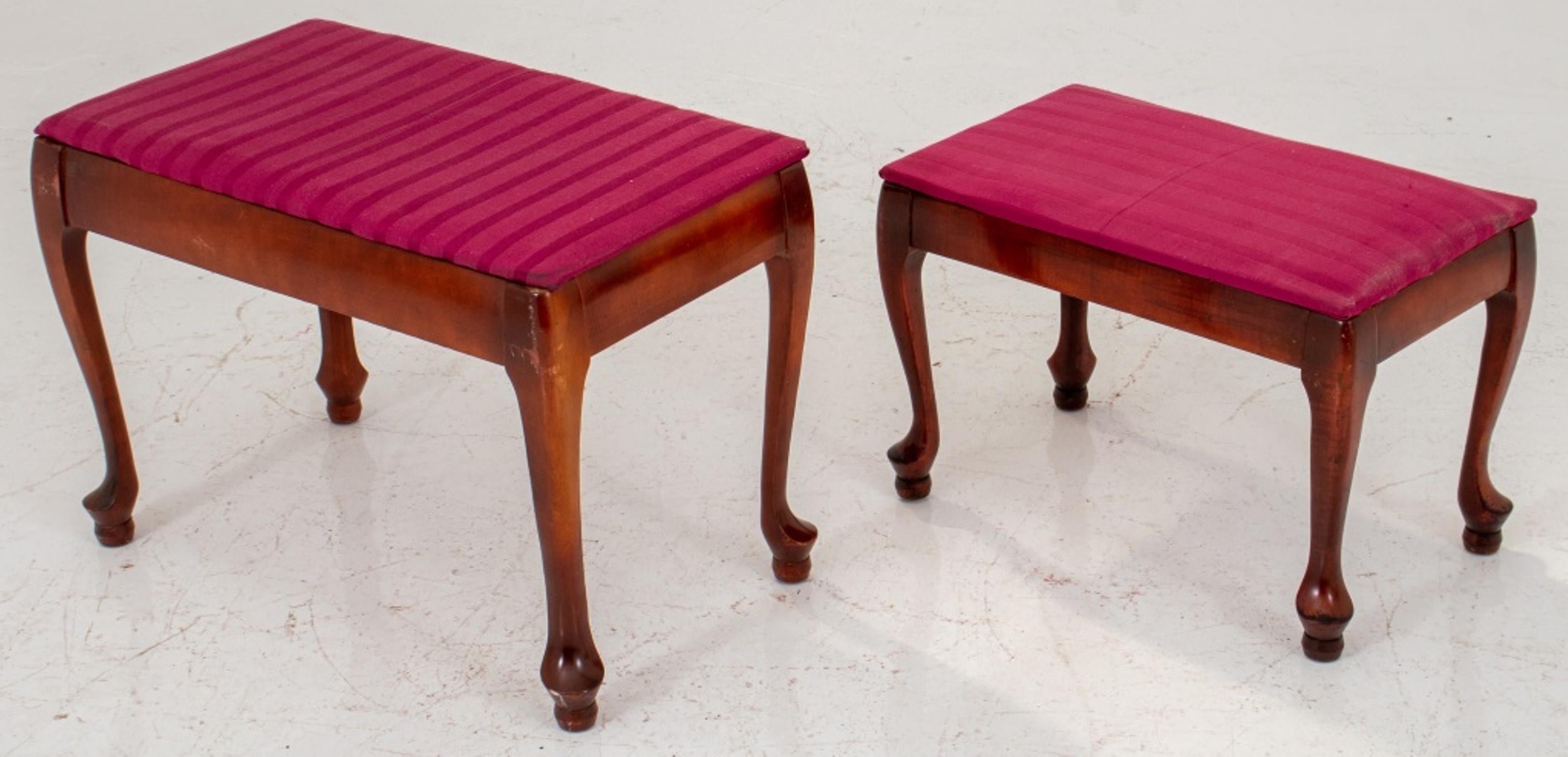 Pair of Queen Anne Style Wooden Stools In Good Condition In New York, NY