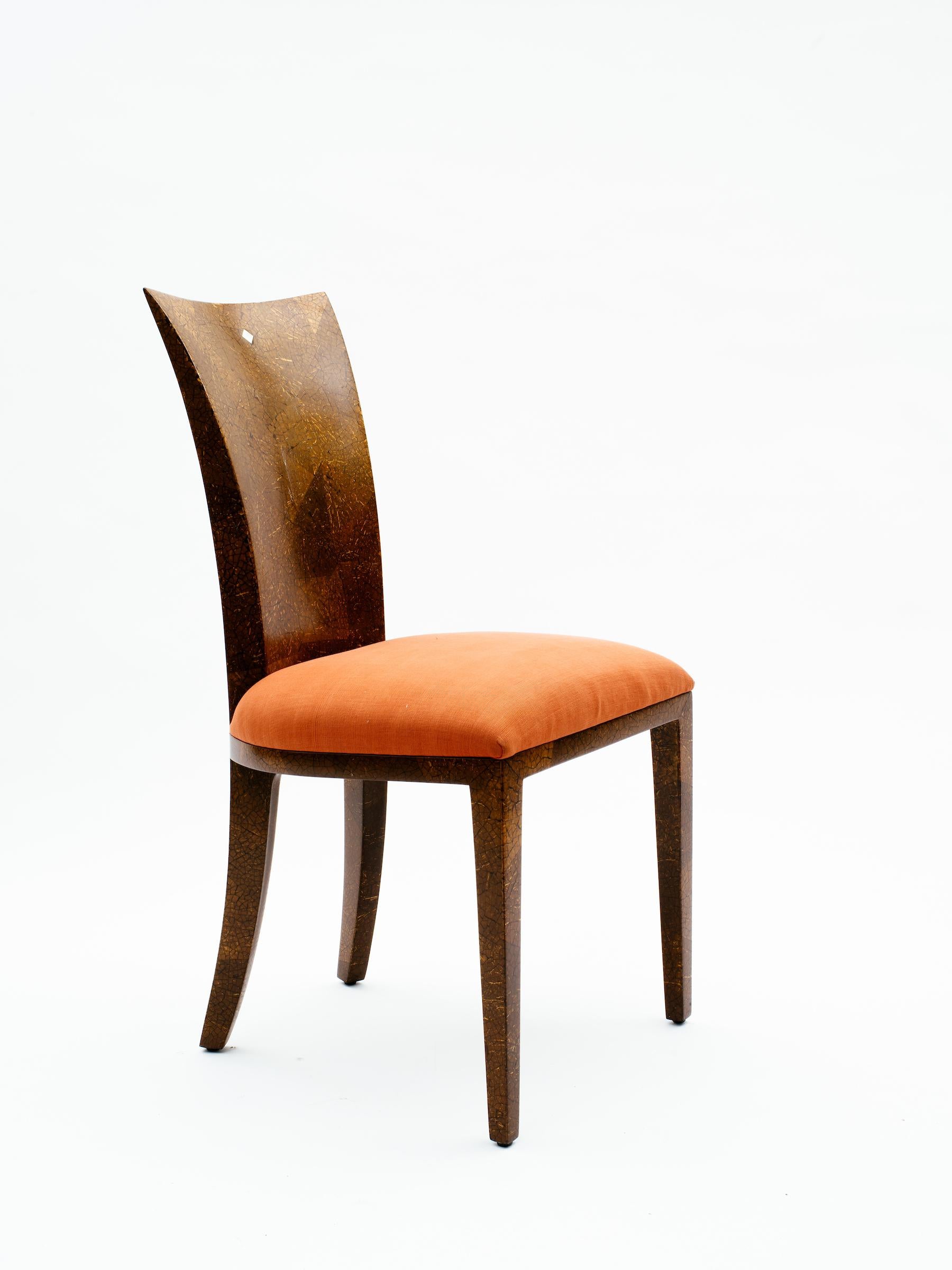 Incrusté Paire de chaises coquillage de noix de coco avec incrustation de nacre en vente