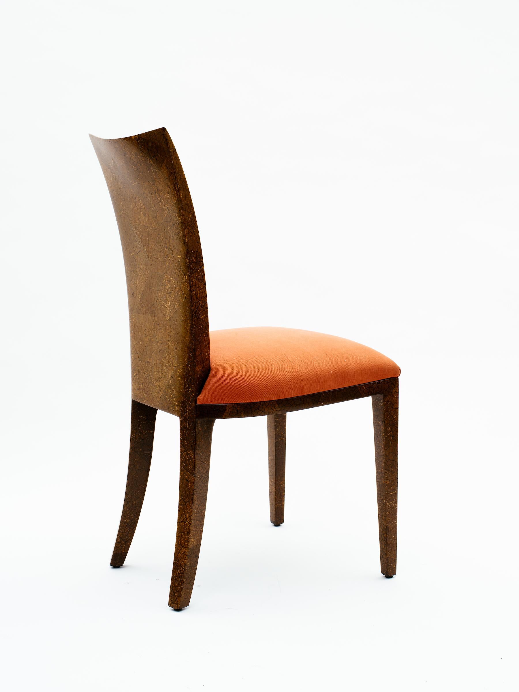 Paire de chaises coquillage de noix de coco avec incrustation de nacre Bon état - En vente à New York, NY
