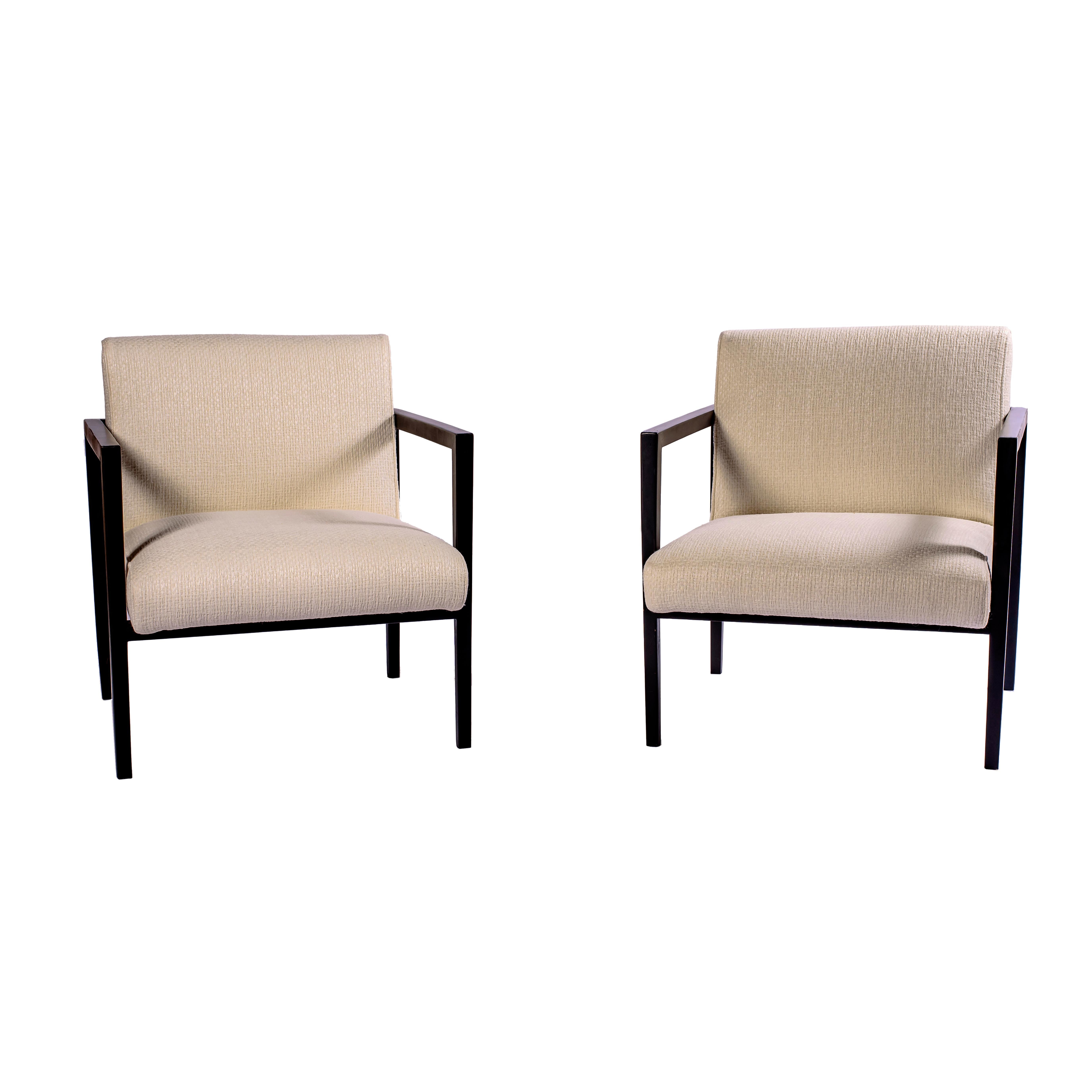 Progettate per il pionieristico collettivo Branco & Preto di San Paolo, le poltrone R3 incarnano la sintesi del gruppo tra rigore architettonico e lusso sobrio. La loro struttura geometrica, realizzata in legno ebanizzato, esprime un modernismo