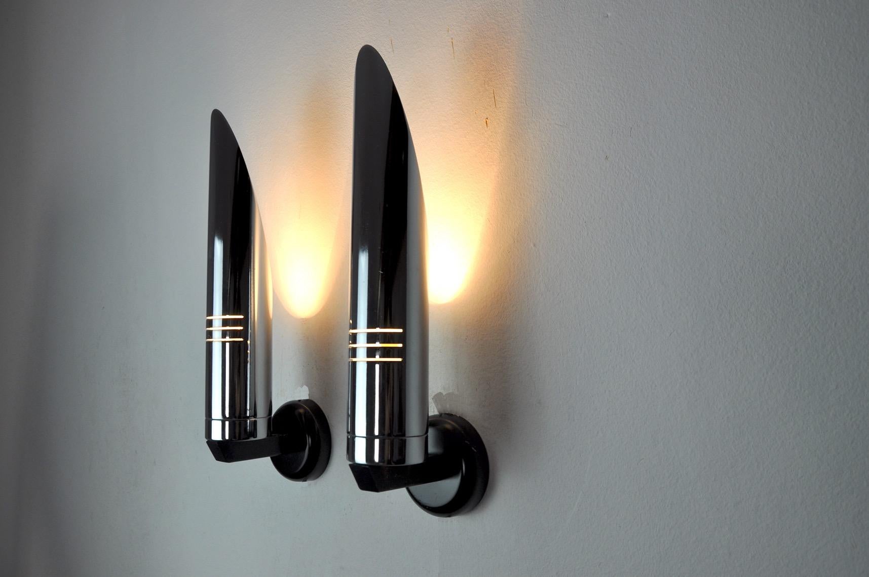 Very nice pair of tubular wall lamp Space Age produced in italy in the 70s.

Structure in chromed metal.

Unique object that will illuminate wonderfully and bring a real design touch to your interior.

Verified electricity, time mark