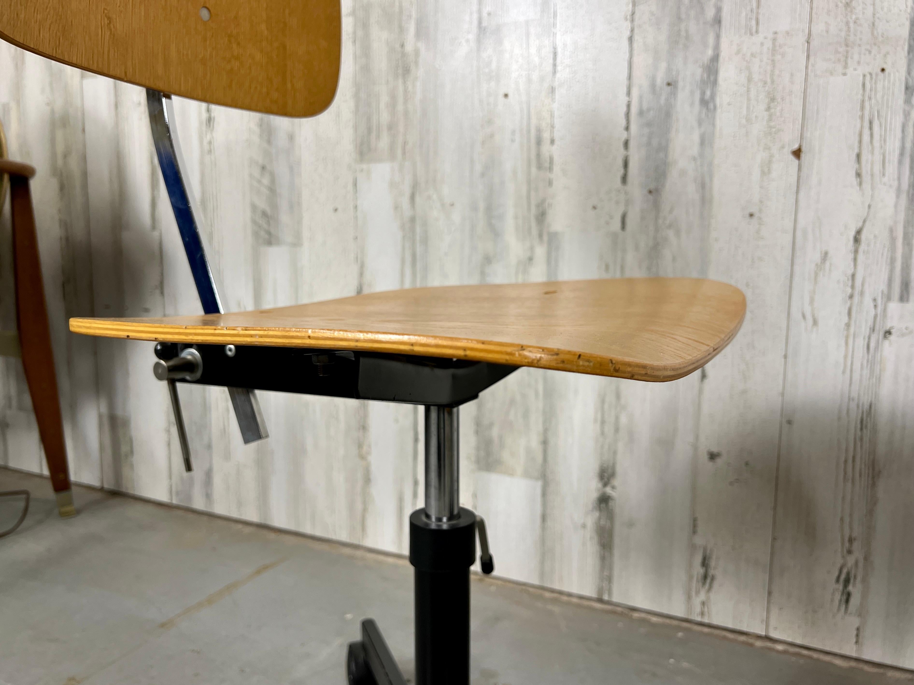 Ein Paar Rabami Kevi Schreibtischstühle aus dänischem Teakholz im Angebot 5