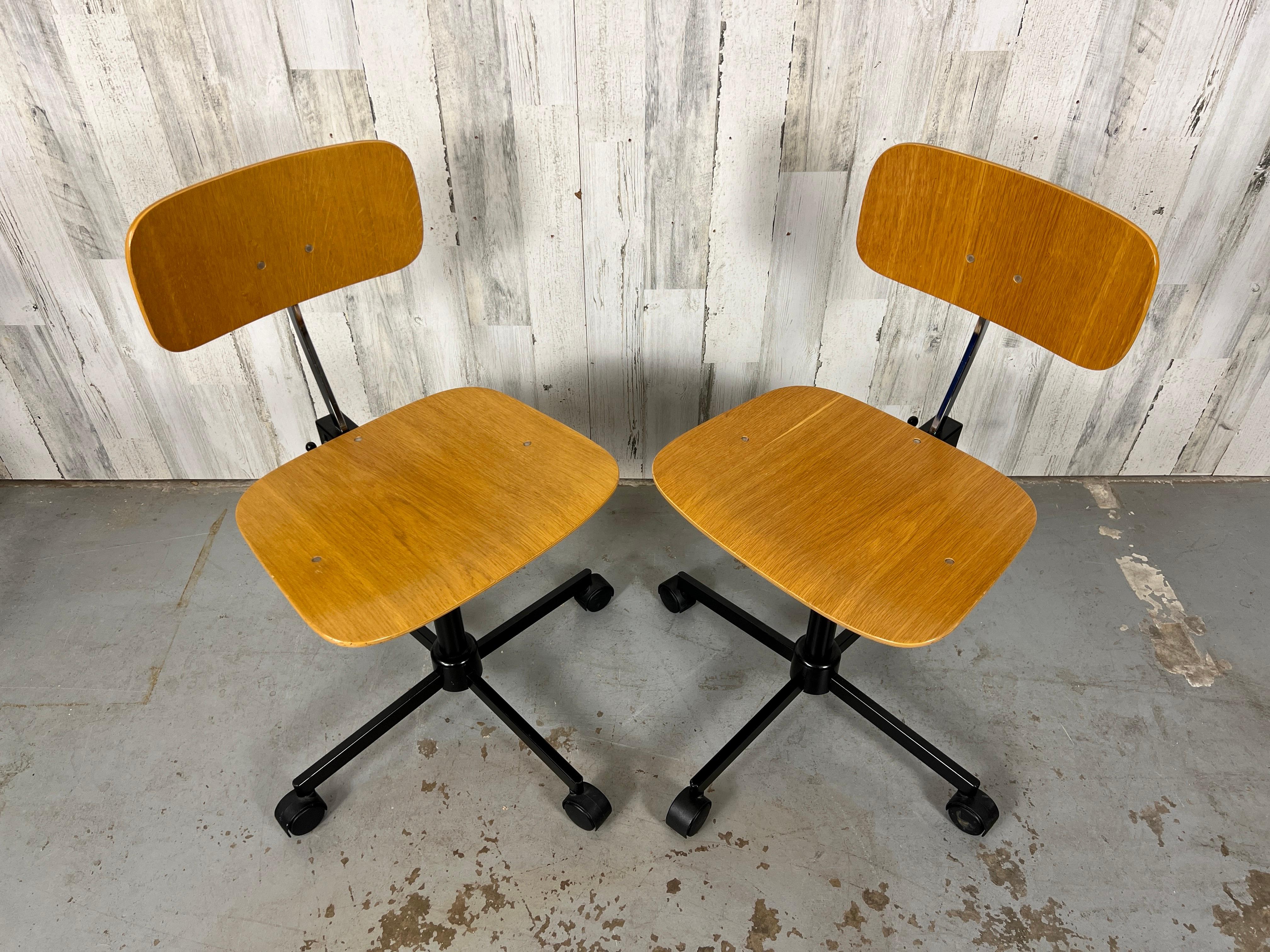 Paire de chaises de bureau danoises Kevi en teck Rabami en vente 9