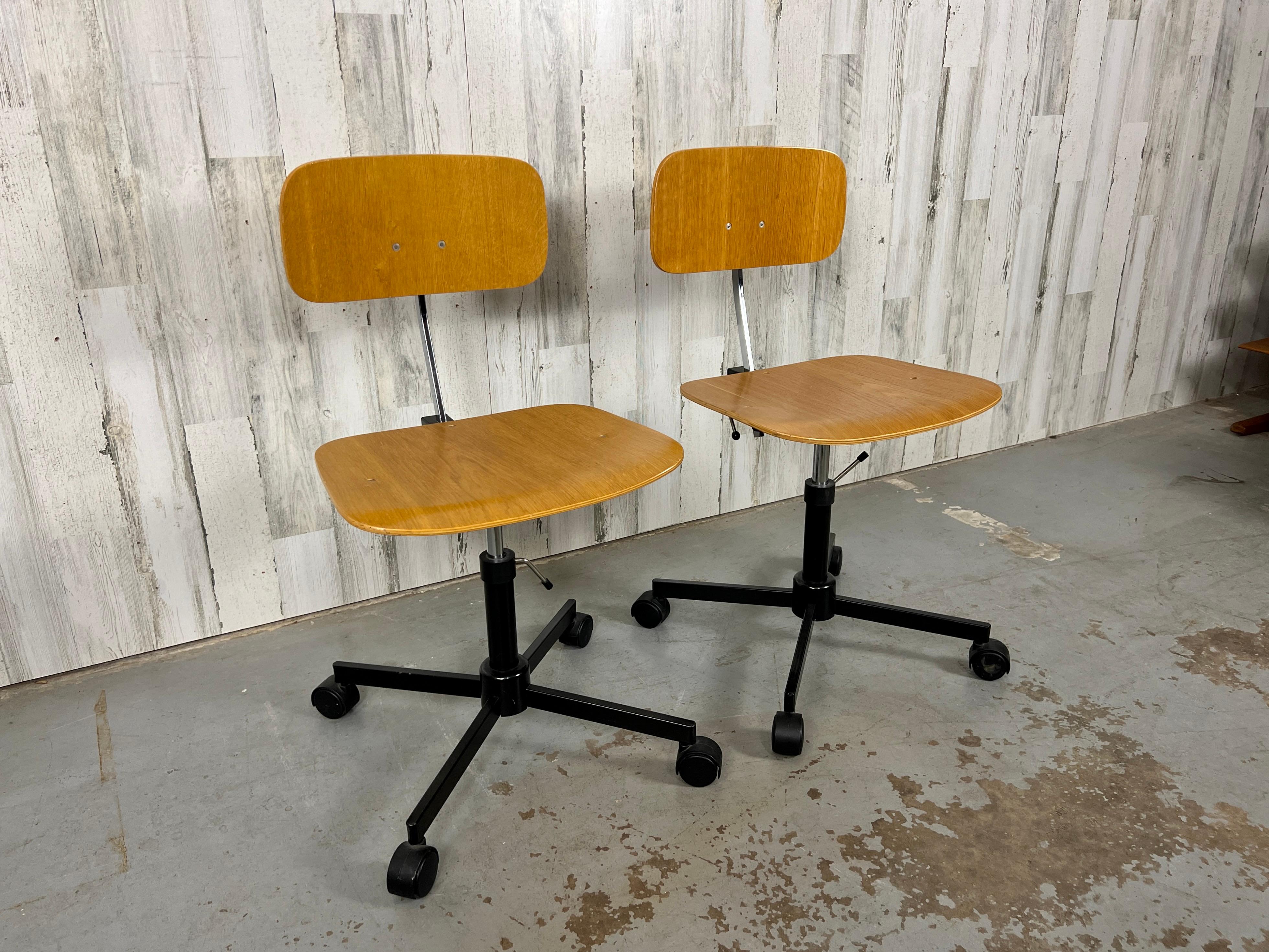 Ein Paar Rabami Kevi Schreibtischstühle aus dänischem Teakholz (Skandinavische Moderne) im Angebot