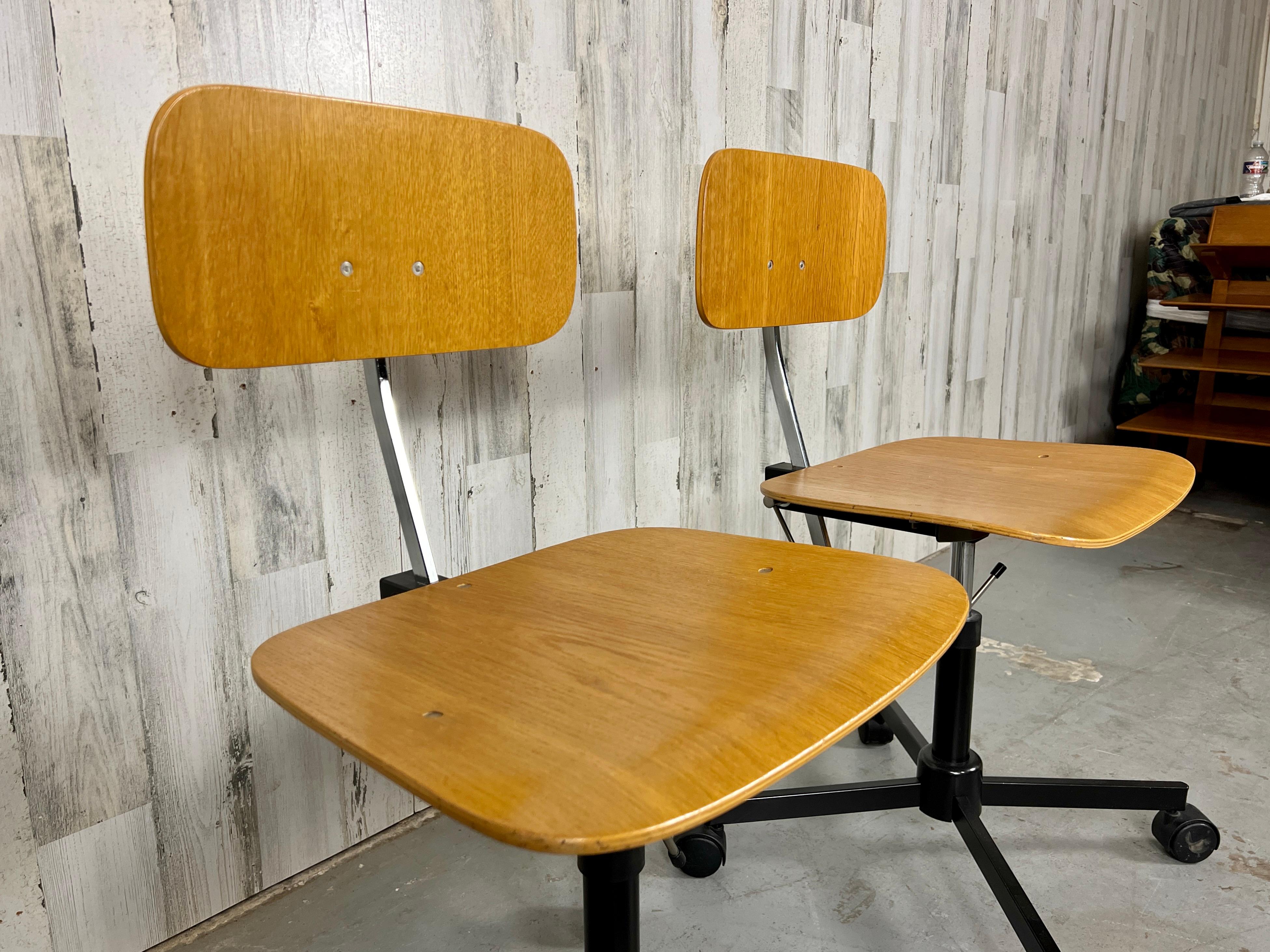 20ième siècle Paire de chaises de bureau danoises Kevi en teck Rabami en vente