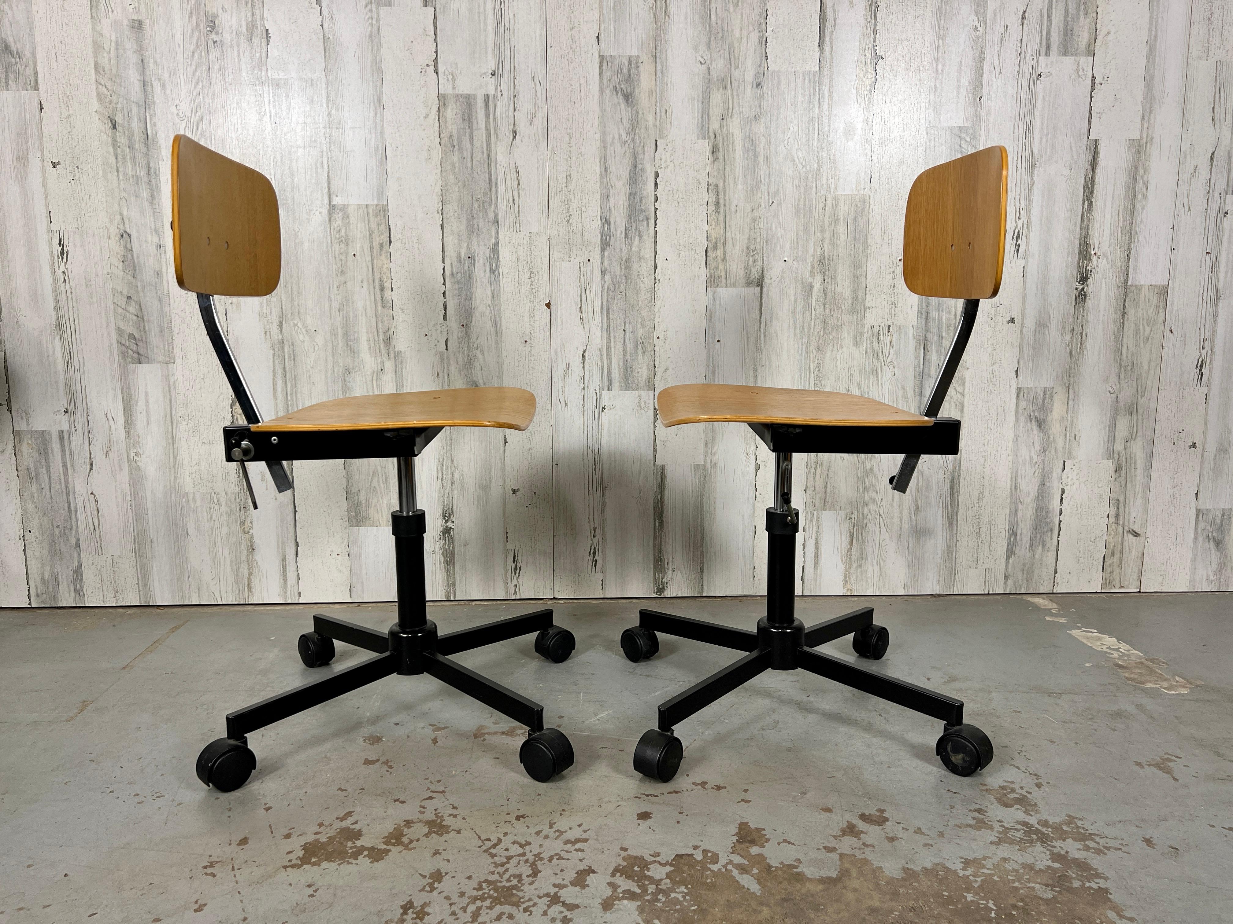 Paire de chaises de bureau danoises Kevi en teck Rabami en vente 2