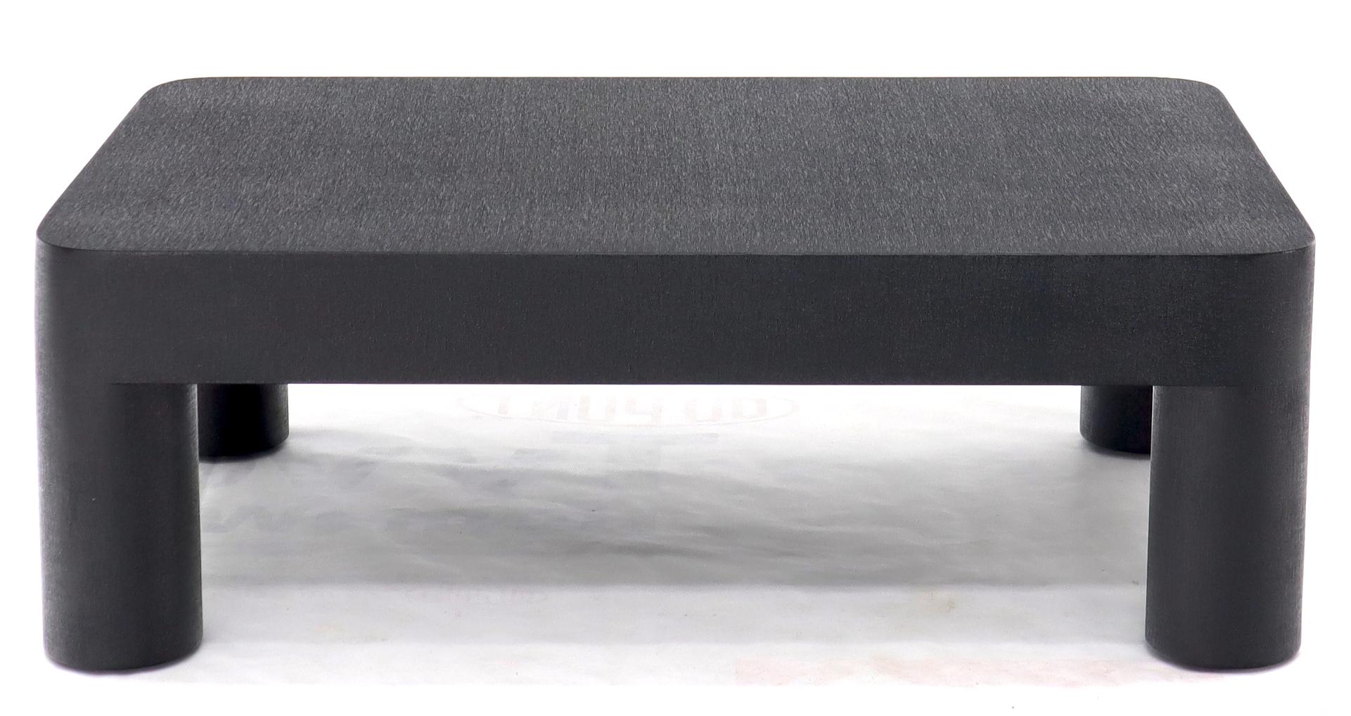 Paire de grandes tables basses en tissu de raphia recouvertes de tissu sur des pieds cylindriques épais en vente 3