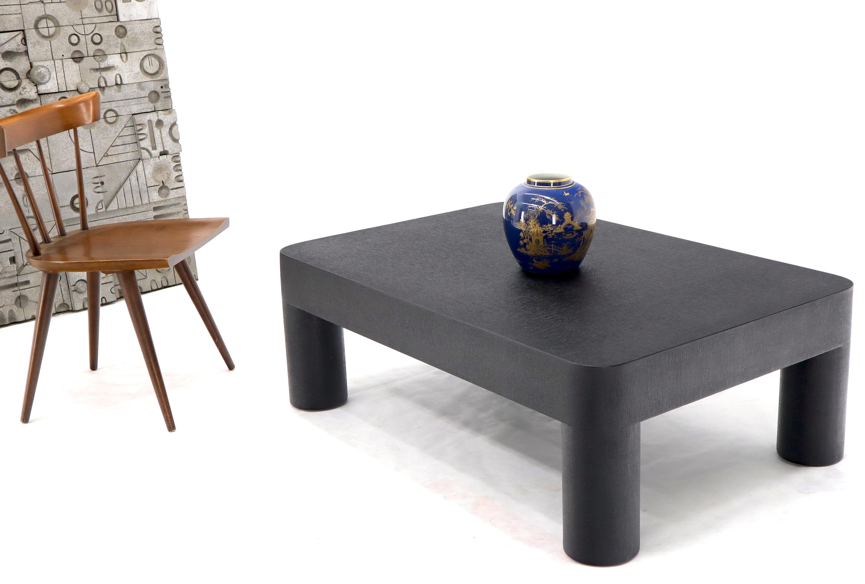 Paire de superbes tables basses modernes du milieu du siècle en laque noire enveloppées de tissu en raphia par Ernest C. Masi.