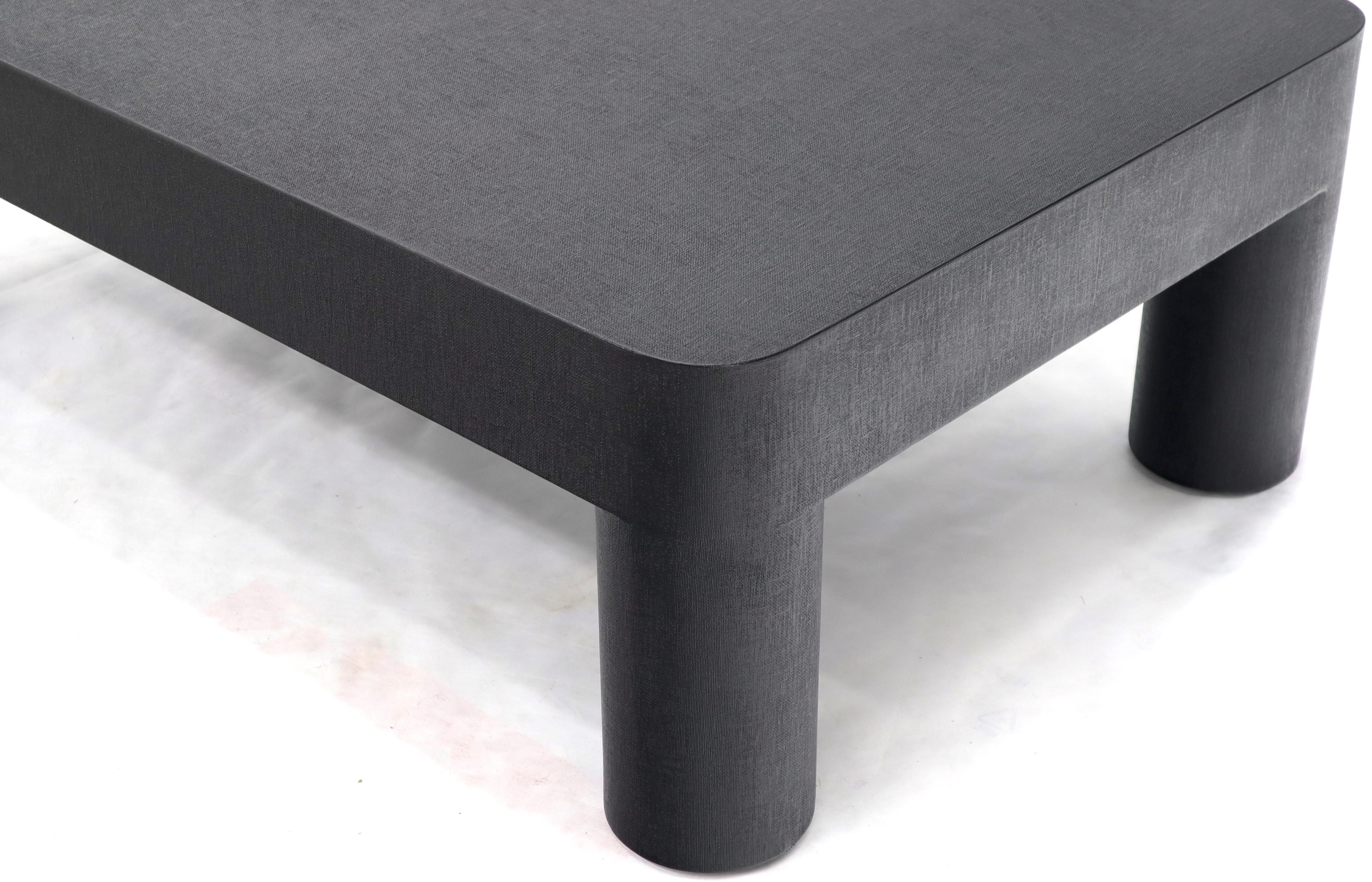 Mid-Century Modern Paire de grandes tables basses en tissu de raphia recouvertes de tissu sur des pieds cylindriques épais en vente