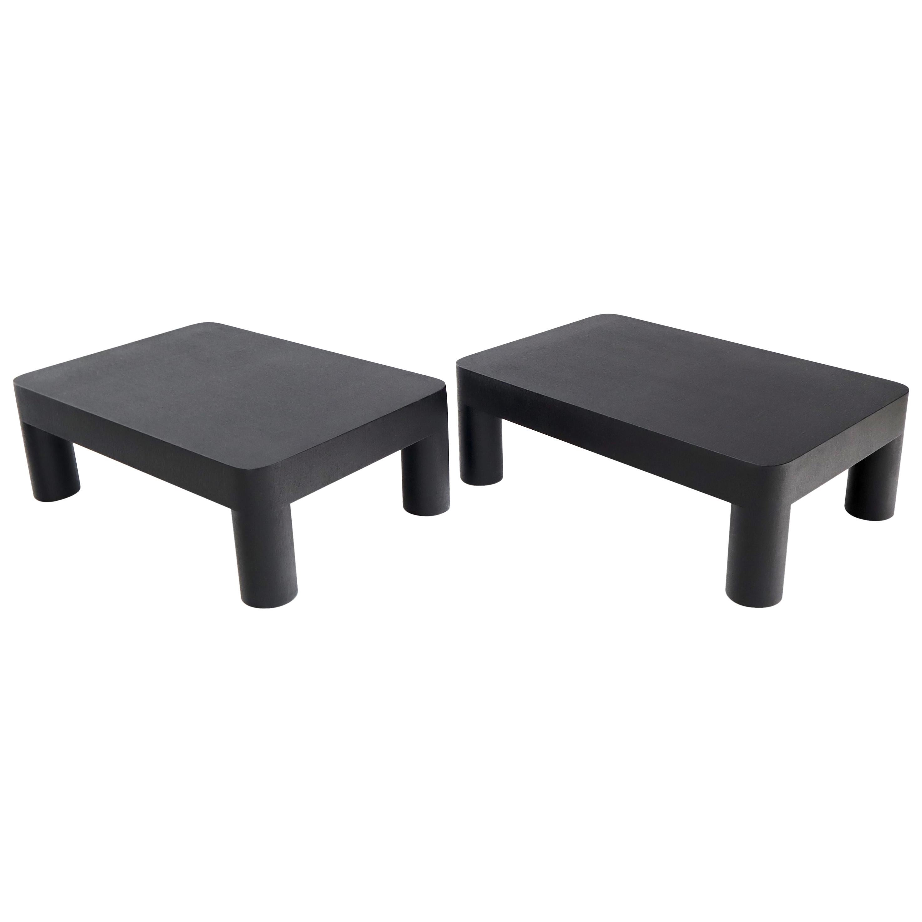 Paire de grandes tables basses en tissu de raphia recouvertes de tissu sur des pieds cylindriques épais en vente