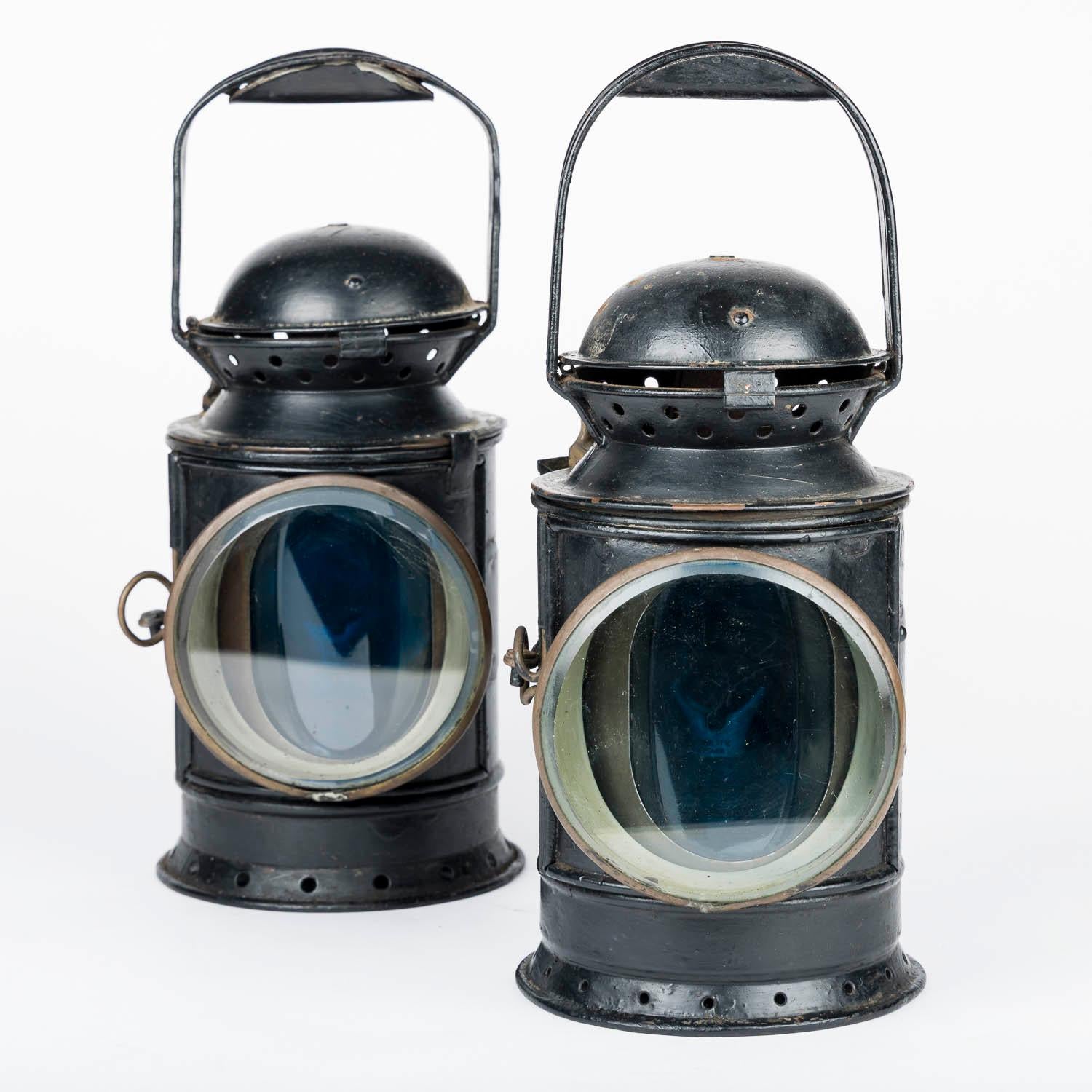 Una coppia di luci ferroviarie BR(W), realizzate da G. Polkey Ltd di Birmingham, circa 1950.

Con lampada a olio con bruciatore MOBILITE. 
 

George Polkey Ltd di Pitsford St, Birmingham, fabbrica di lampade e appaltatori di negozi ferroviari.