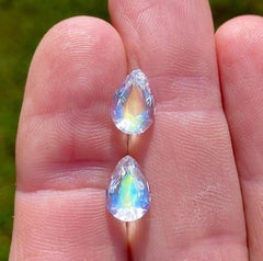 Ein Paar natürliche, lose Regenbogen-Mondsteine, 4,49 Karat, im Birnenschliff.