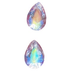 Ein Paar natürliche, lose Regenbogen-Mondsteine, 4,49 Karat, im Birnenschliff.