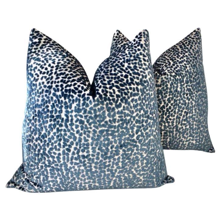 Pareja de almohadas de terciopelo levantado "Jelly Bellies" en zafiro en venta