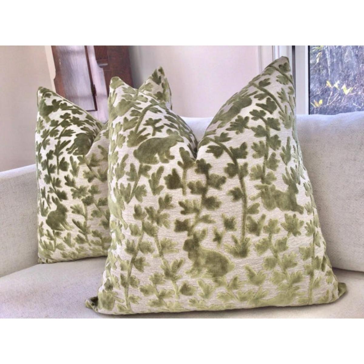 Art Déco Coppia di coniglietti d'amore in velluto rialzato in cuscini di palma in vendita