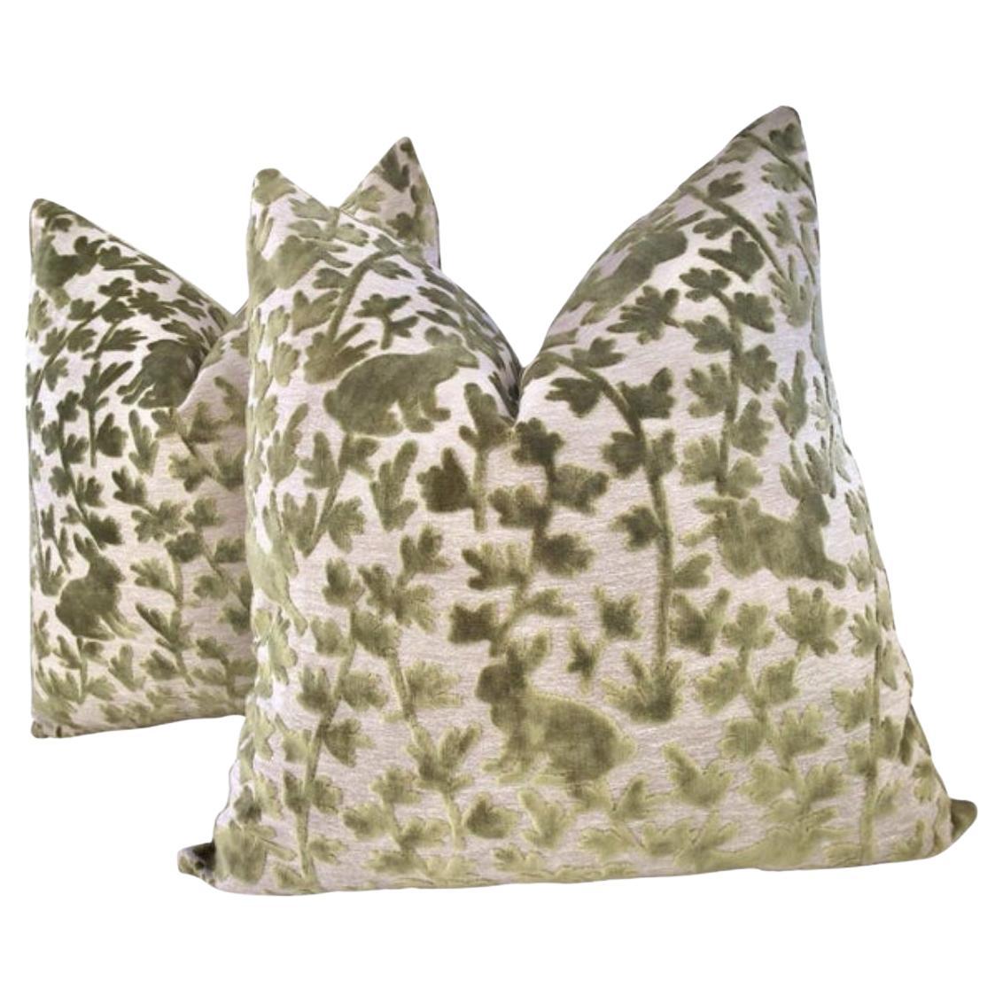 Coppia di coniglietti d
amore in velluto rialzato in cuscini di palma