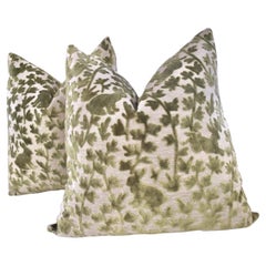 Coppia di coniglietti d
amore in velluto rialzato in cuscini di palma