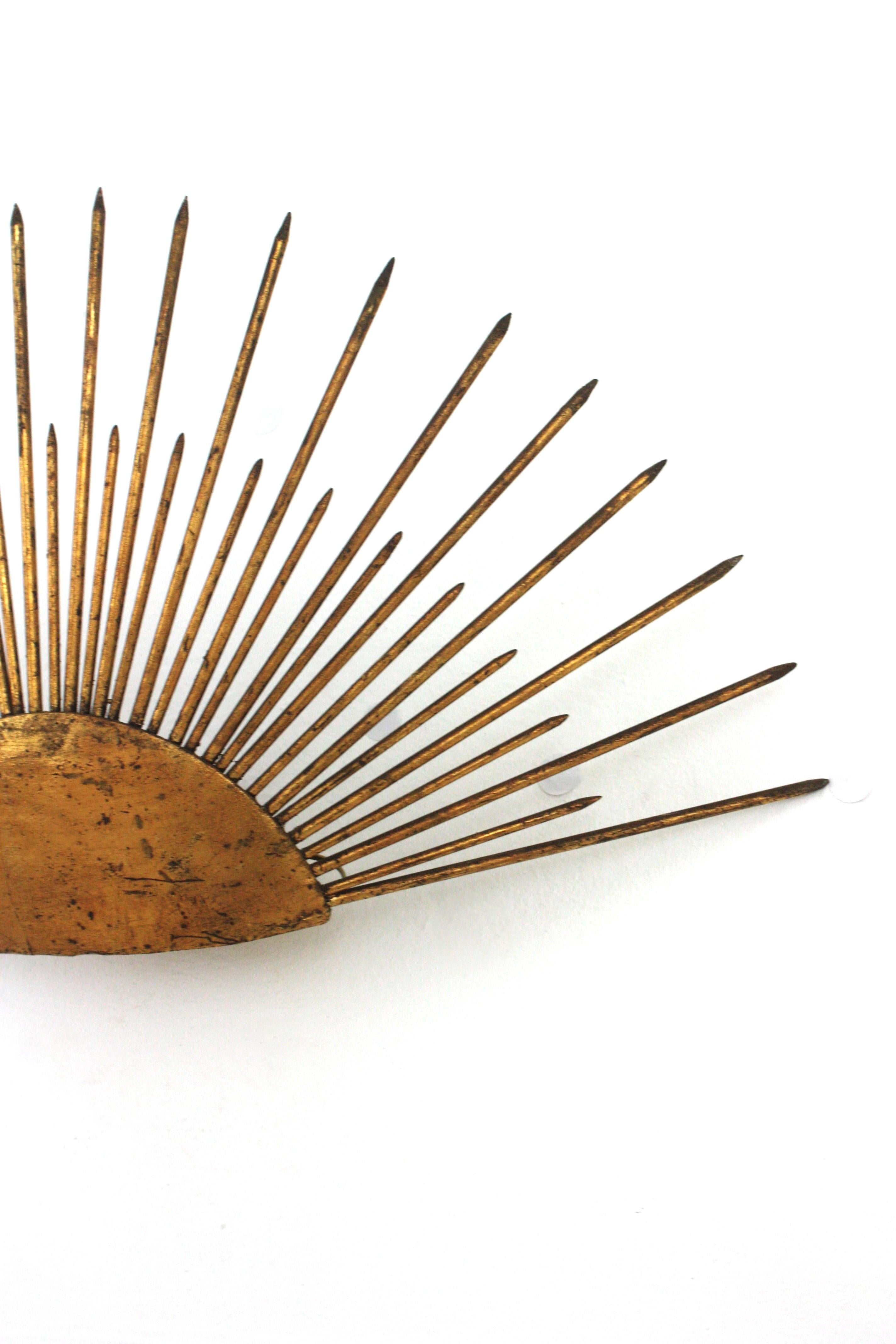 Paire d'appliques murales Sun Sunburst en fer forgé doré, France, années 1940 en vente 7