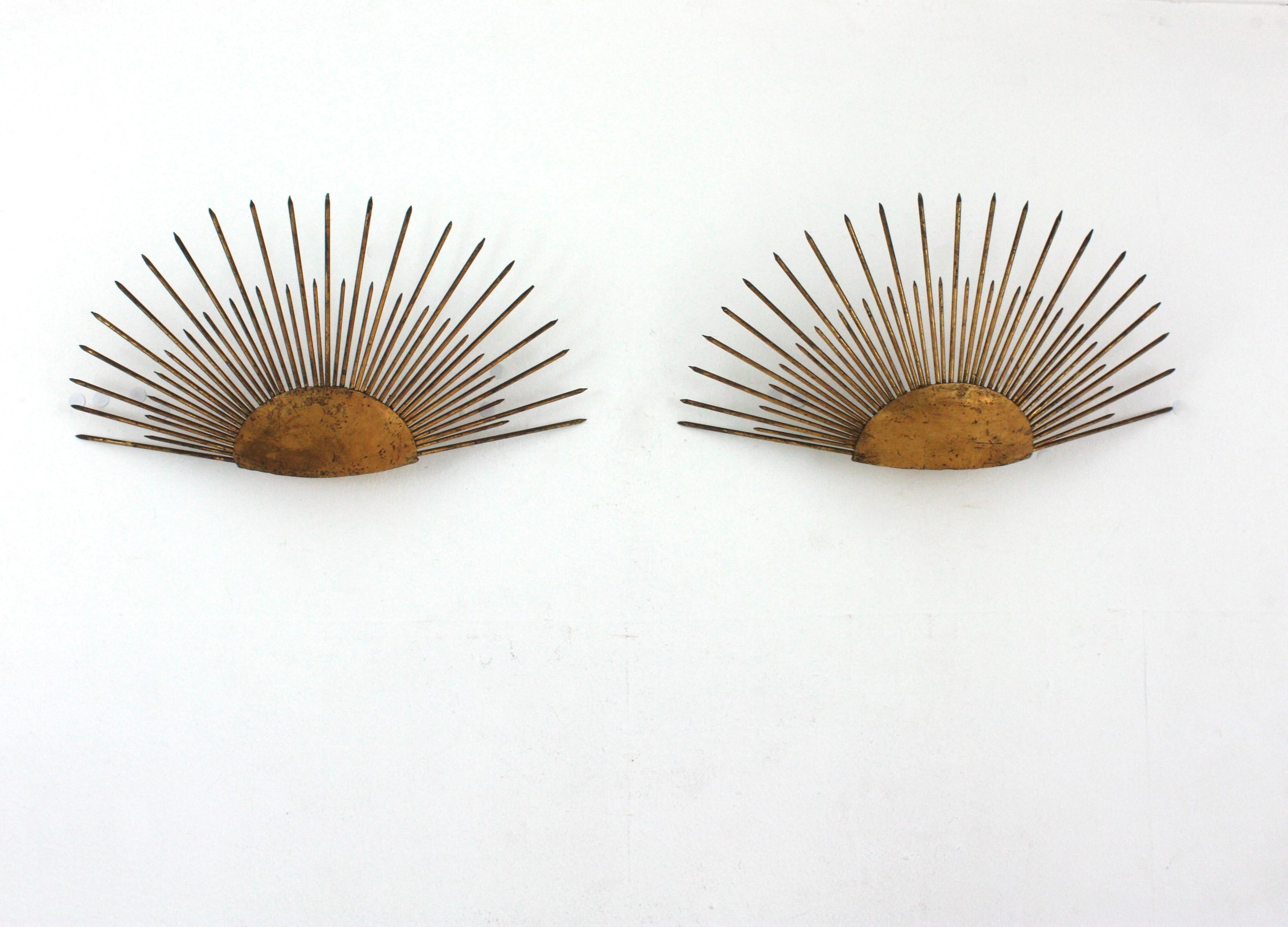Paire d'appliques murales Sun Sunburst en fer forgé doré, France, années 1940 en vente 9