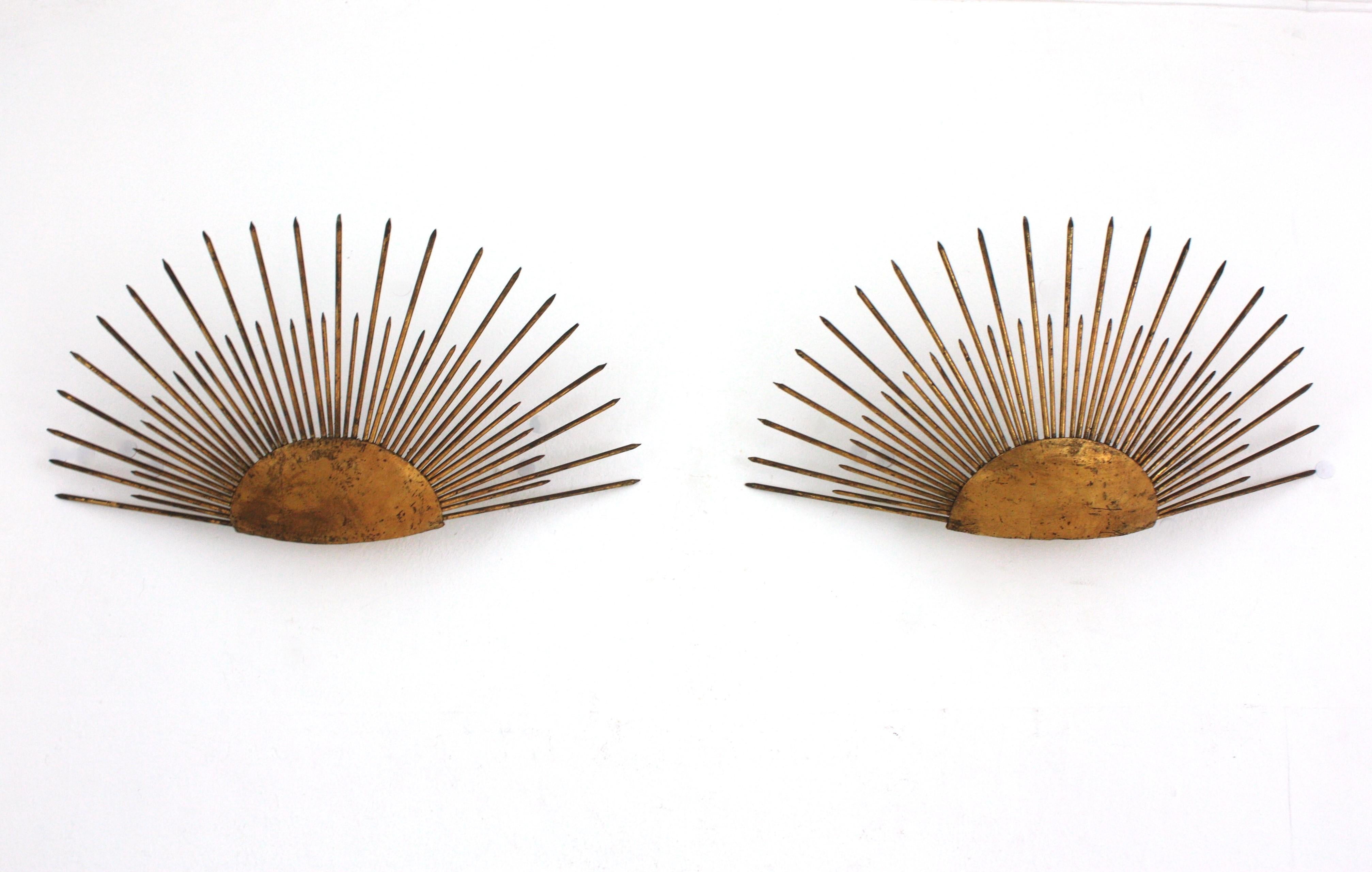 Paire d'appliques inhabituelles en forme de demi-soleil avec des accents de clous de la fin de la période Art Deco, France, années 1940-1950.
Cette paire d'appliques en forme de soleil levant est très décorative grâce à son design avec des pointes