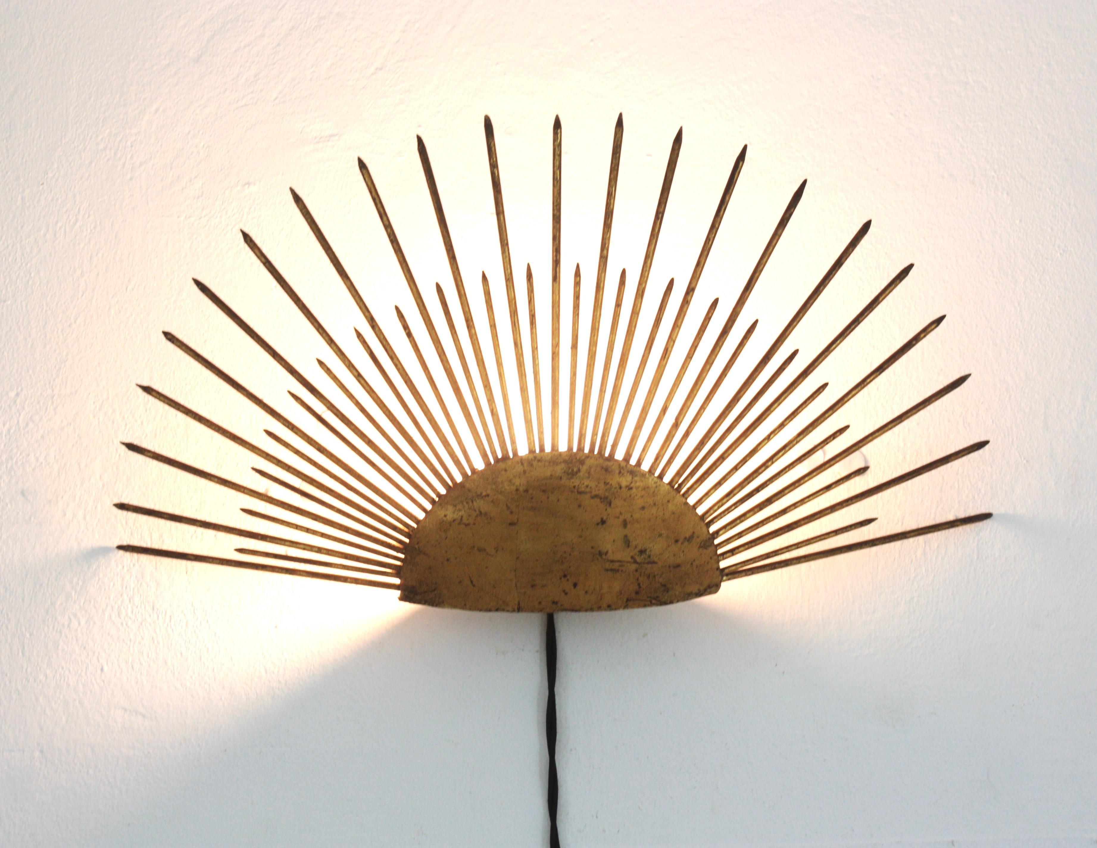 Art déco Paire d'appliques murales Sun Sunburst en fer forgé doré, France, années 1940 en vente