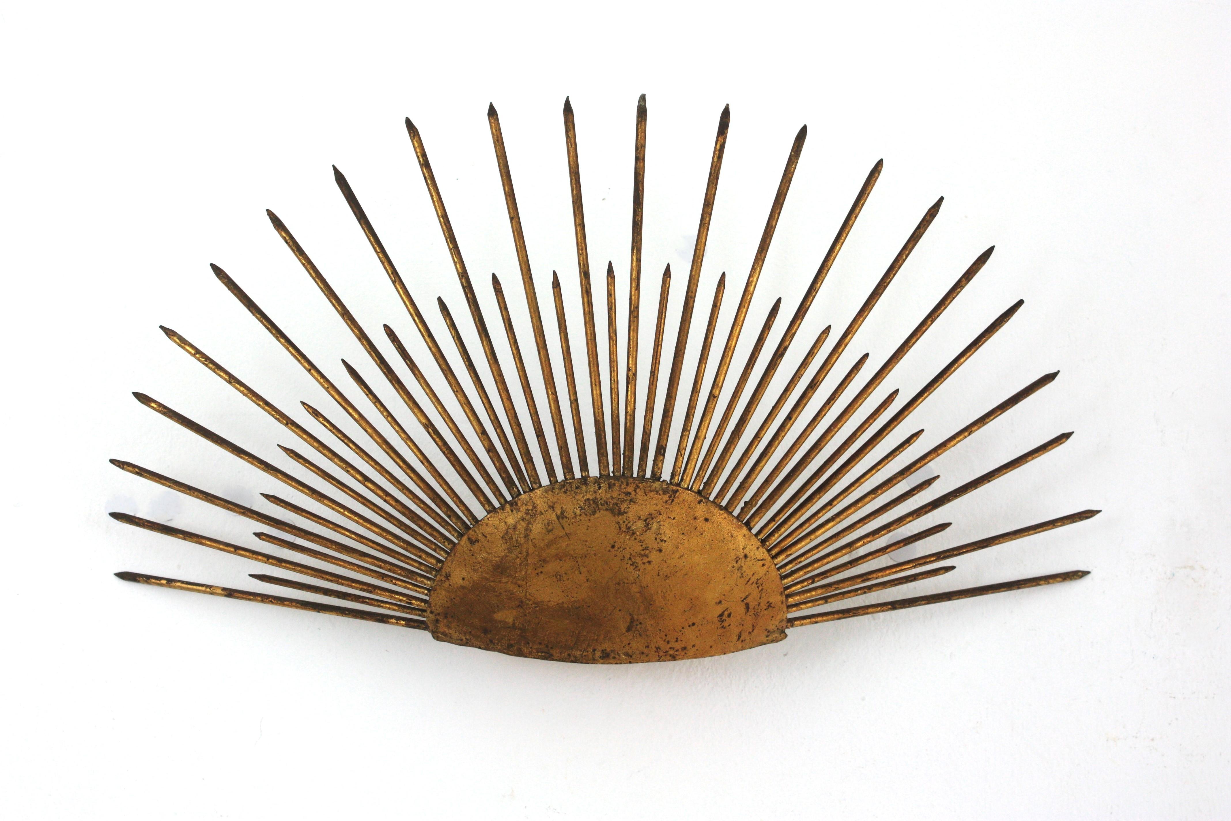 Doré Paire d'appliques murales Sun Sunburst en fer forgé doré, France, années 1940 en vente